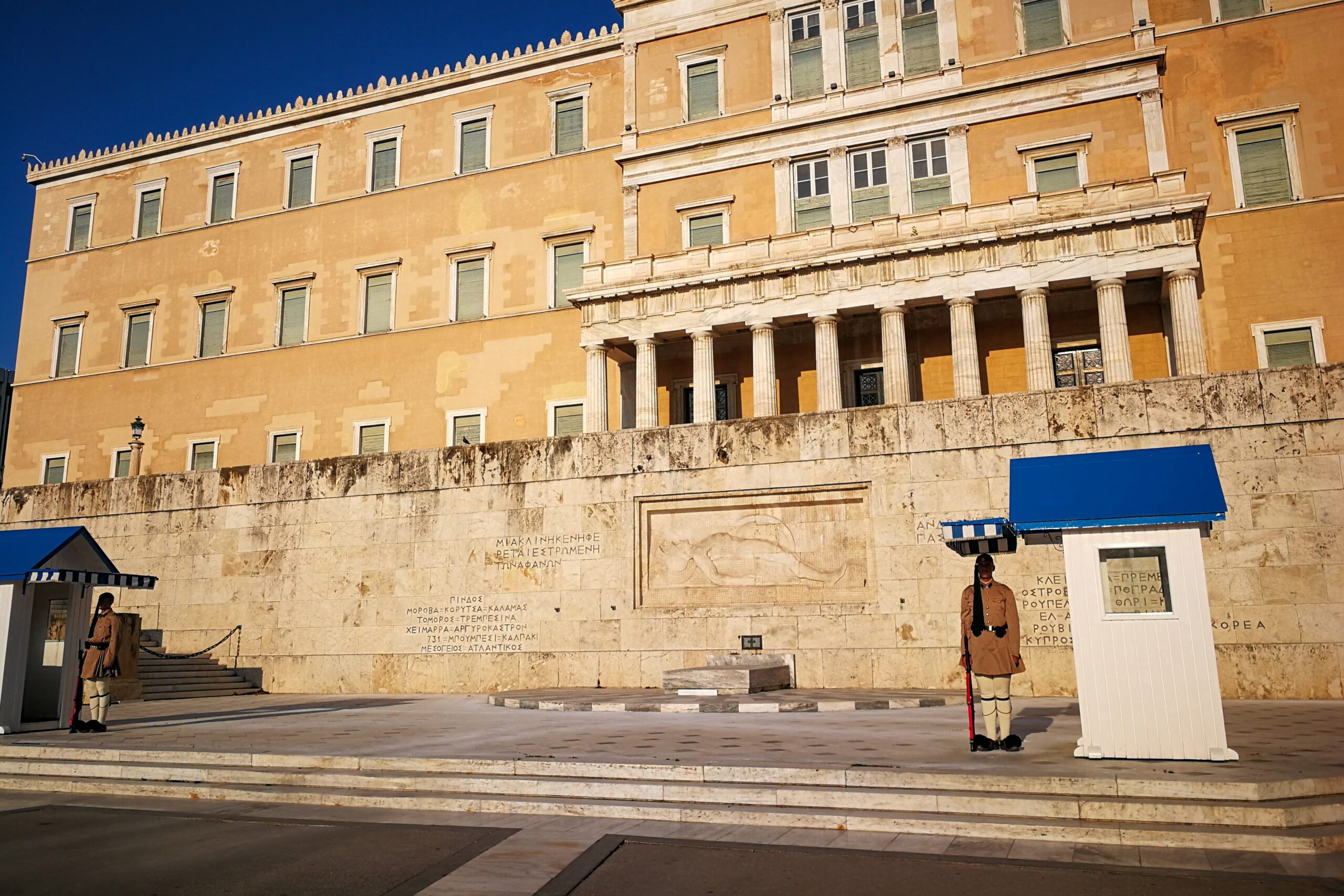 Gwardziści Evzones przed Grobem Nieznanego Żołnierza na placu Syntagma w Atenach