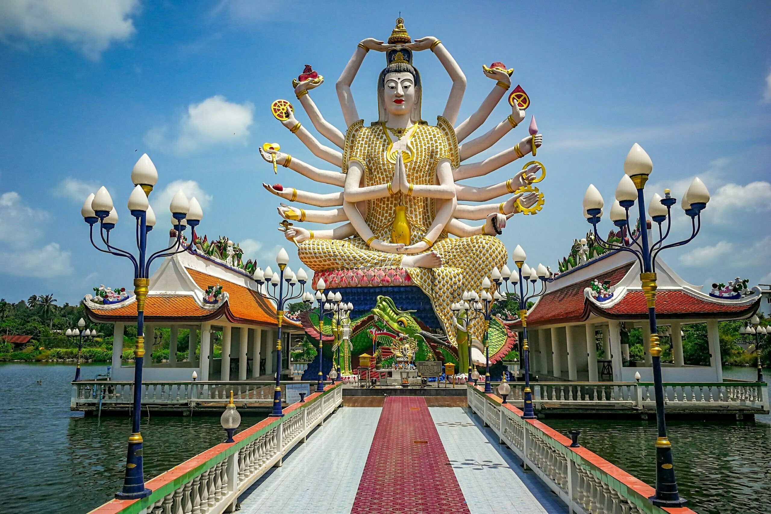Posąg Guanyin o osiemnastu ramionach w świątyni Wat Plai Laem na Koh Samui w Tajlandii