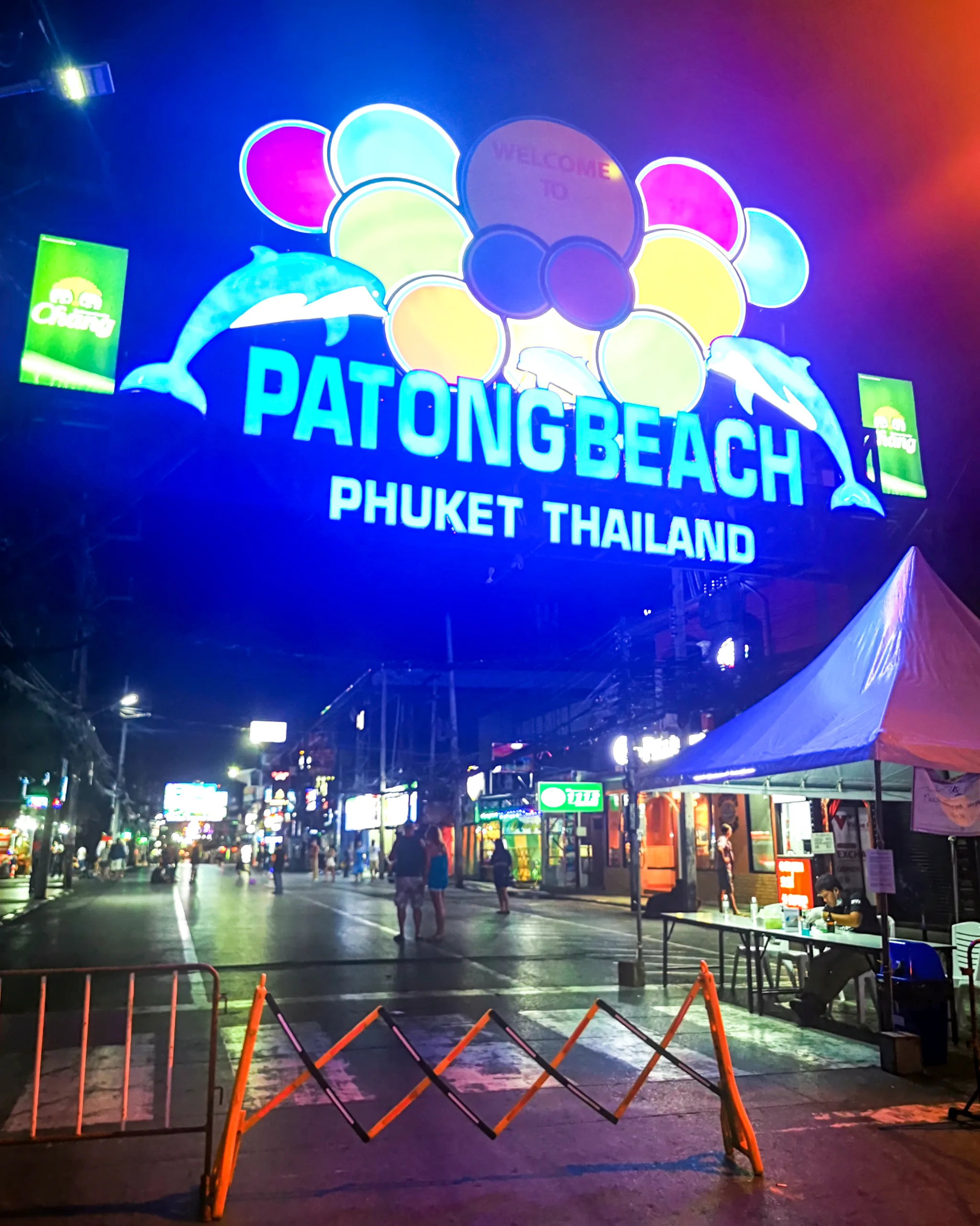 Neonowe wejście na Patong Beach w Phuket, Tajlandia nocą