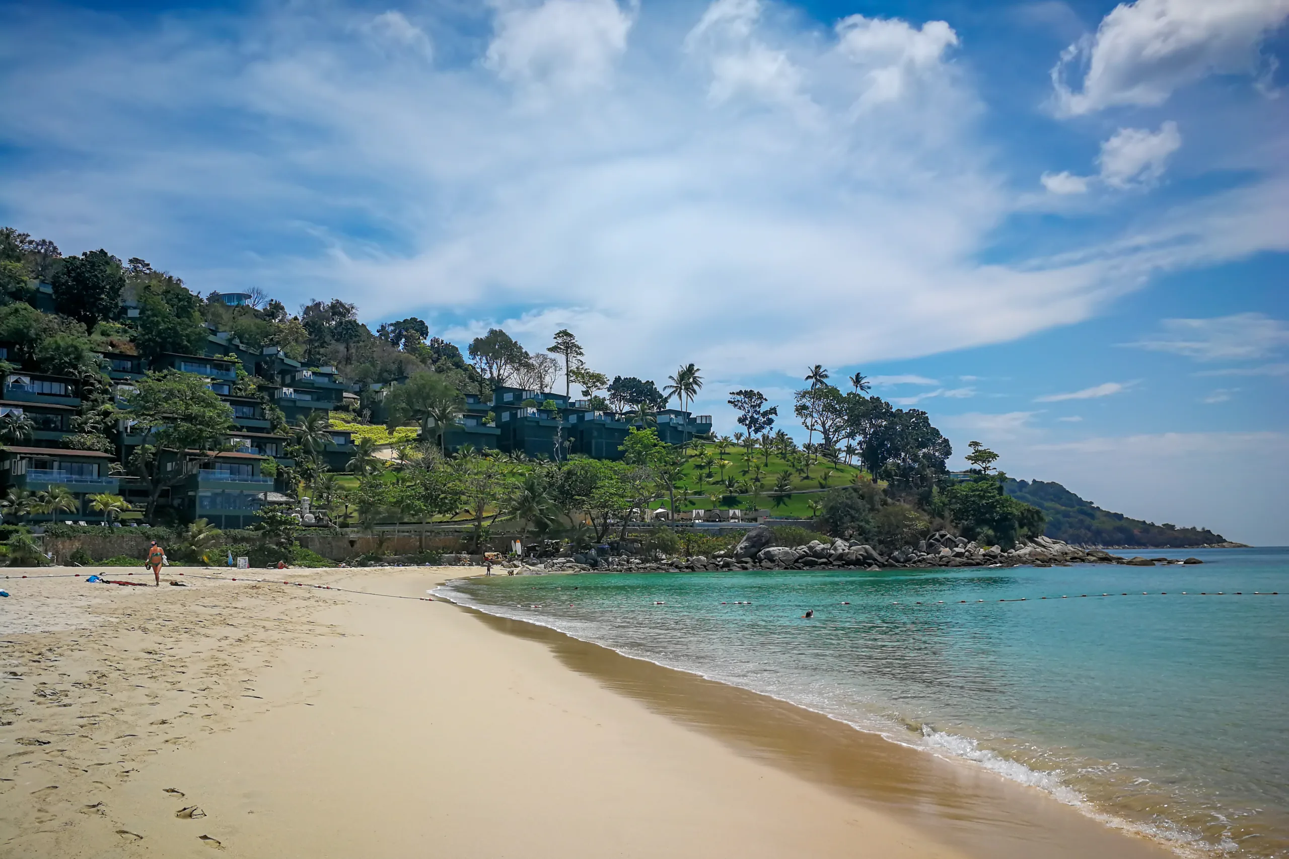 Plaża w Phuket z widokiem na luksusowe wille na zielonym wzgórzu i turkusowe morze