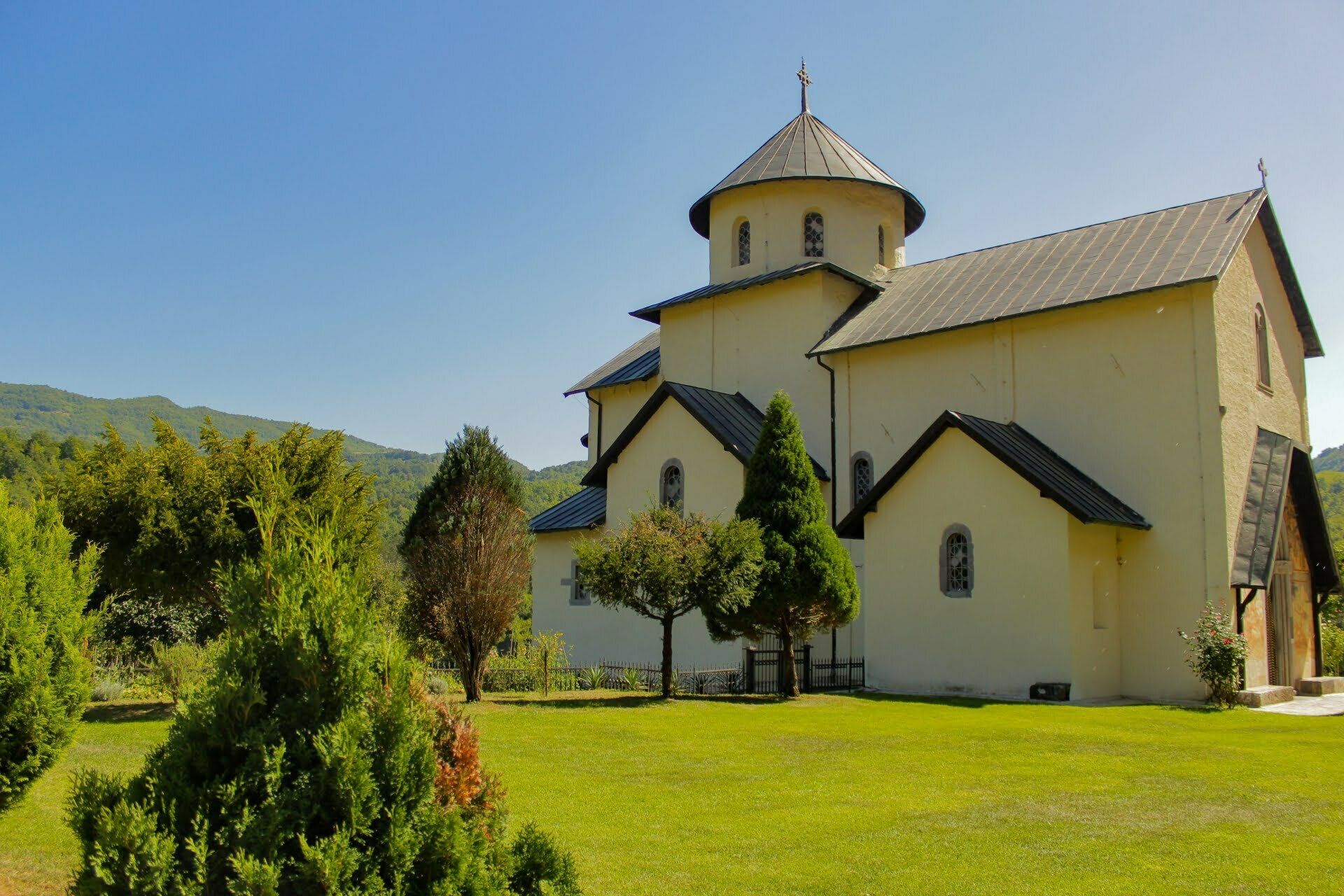 Monastyr Morača – duchowe zatrzymanie i cień w skałach