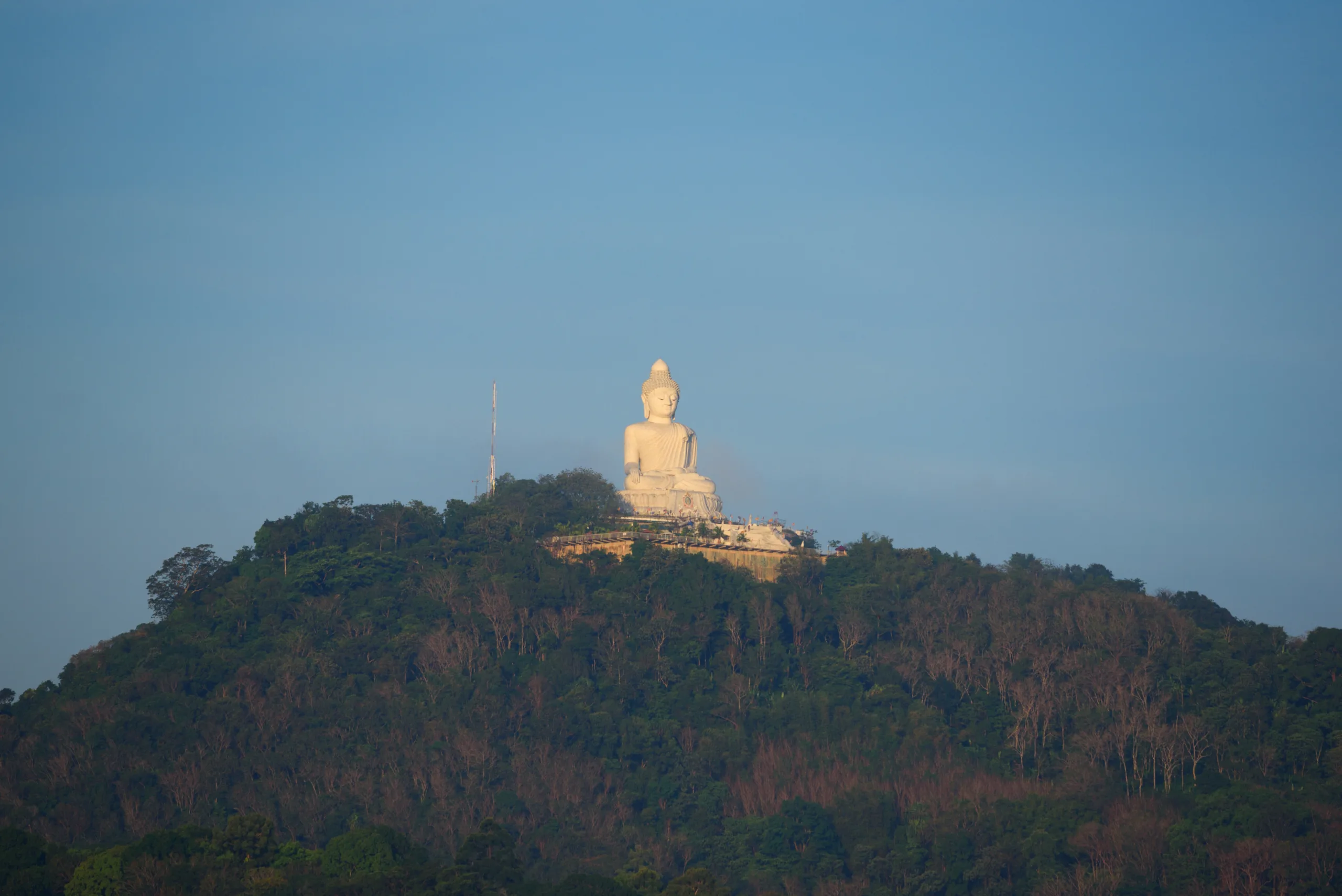 Posąg Wielkiego Buddy na szczycie góry w Phuket, otoczony zielonym lasem
