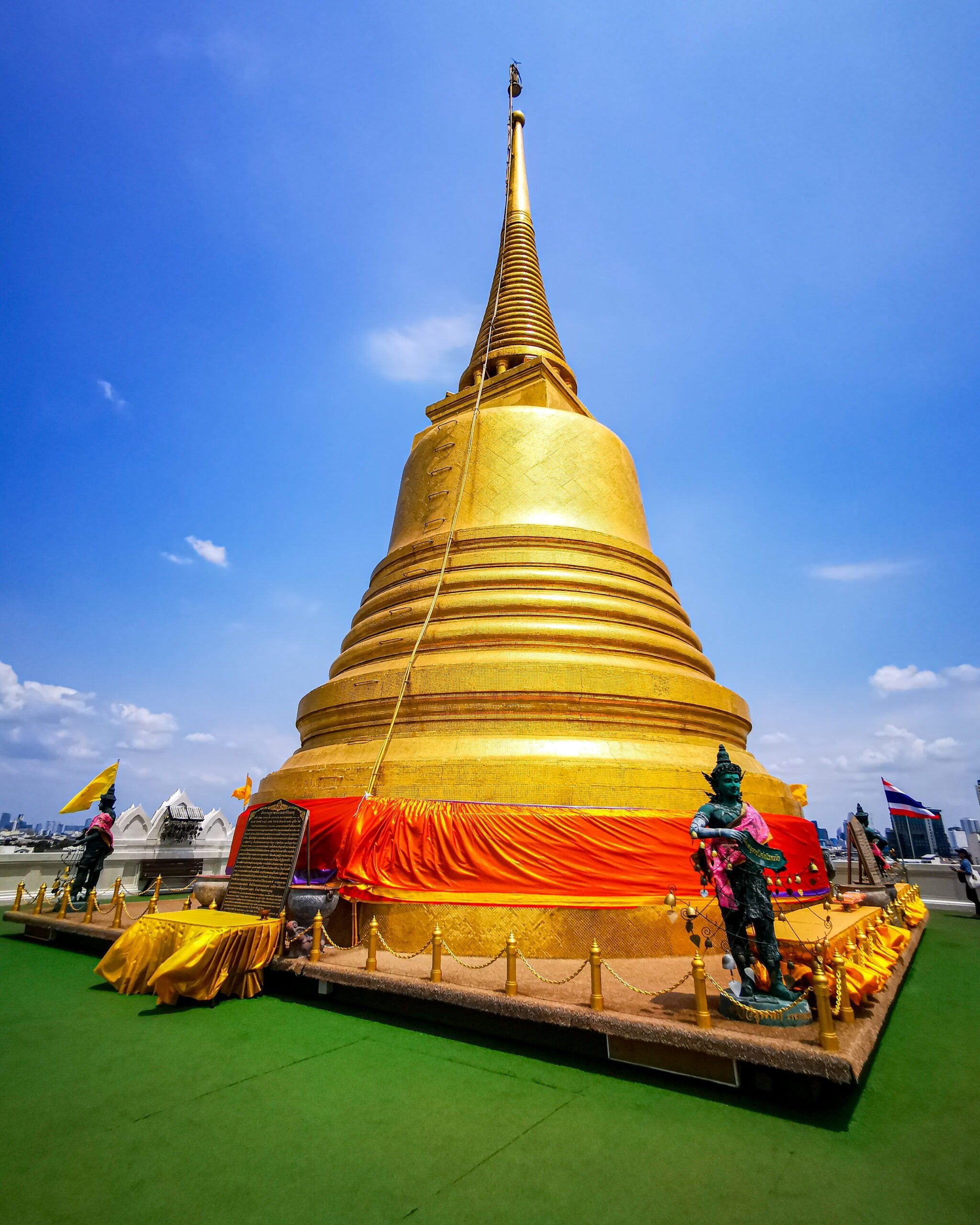 Złota chedi na tle błękitnego nieba w Wat Saket, Bangkok