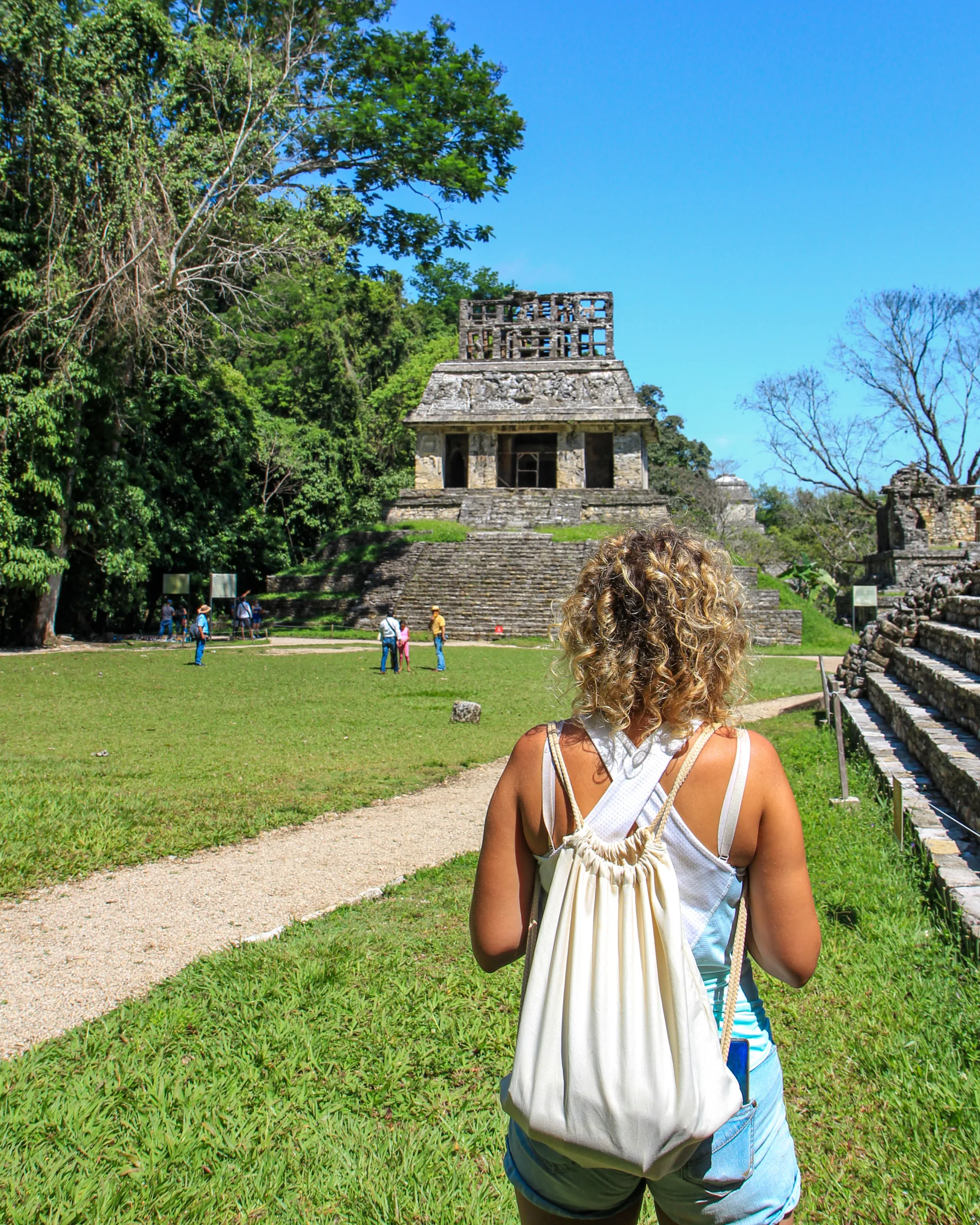 Turystka z plecakiem zwiedza ruiny Majów w Palenque, Meksyk