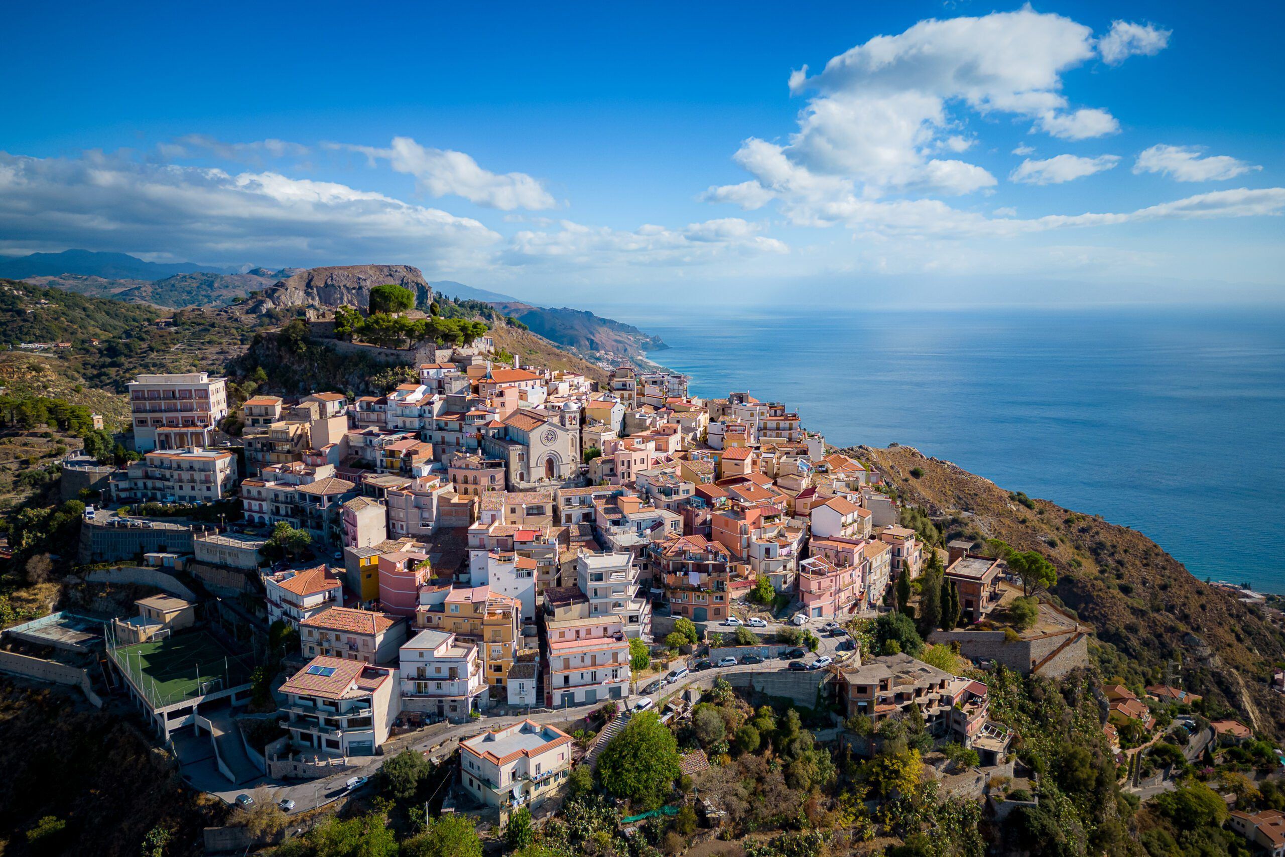Castelmola – malownicze sycylijskie miasteczko na wzgórzu z widokiem na Morze Jońskie i wybrzeże w okolicach Taorminy