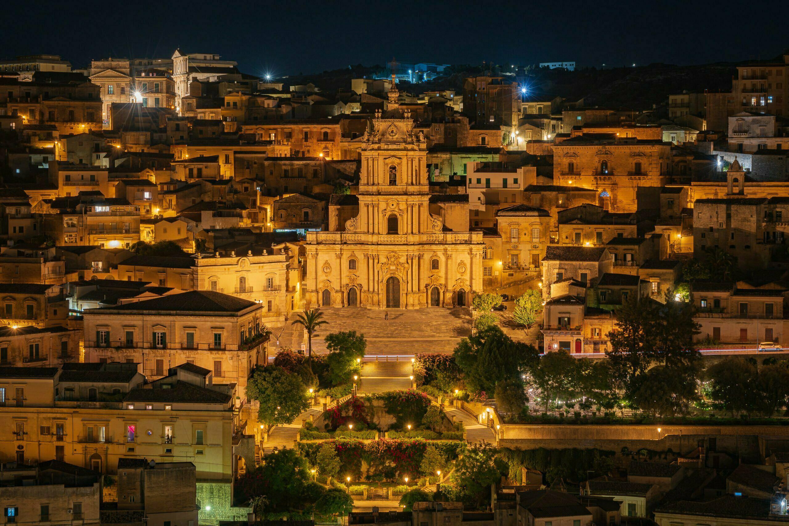 Modica nocą – efektownie oświetlona katedra św. Jerzego w barokowym otoczeniu sycylijskiego miasteczka - sycylia top 10