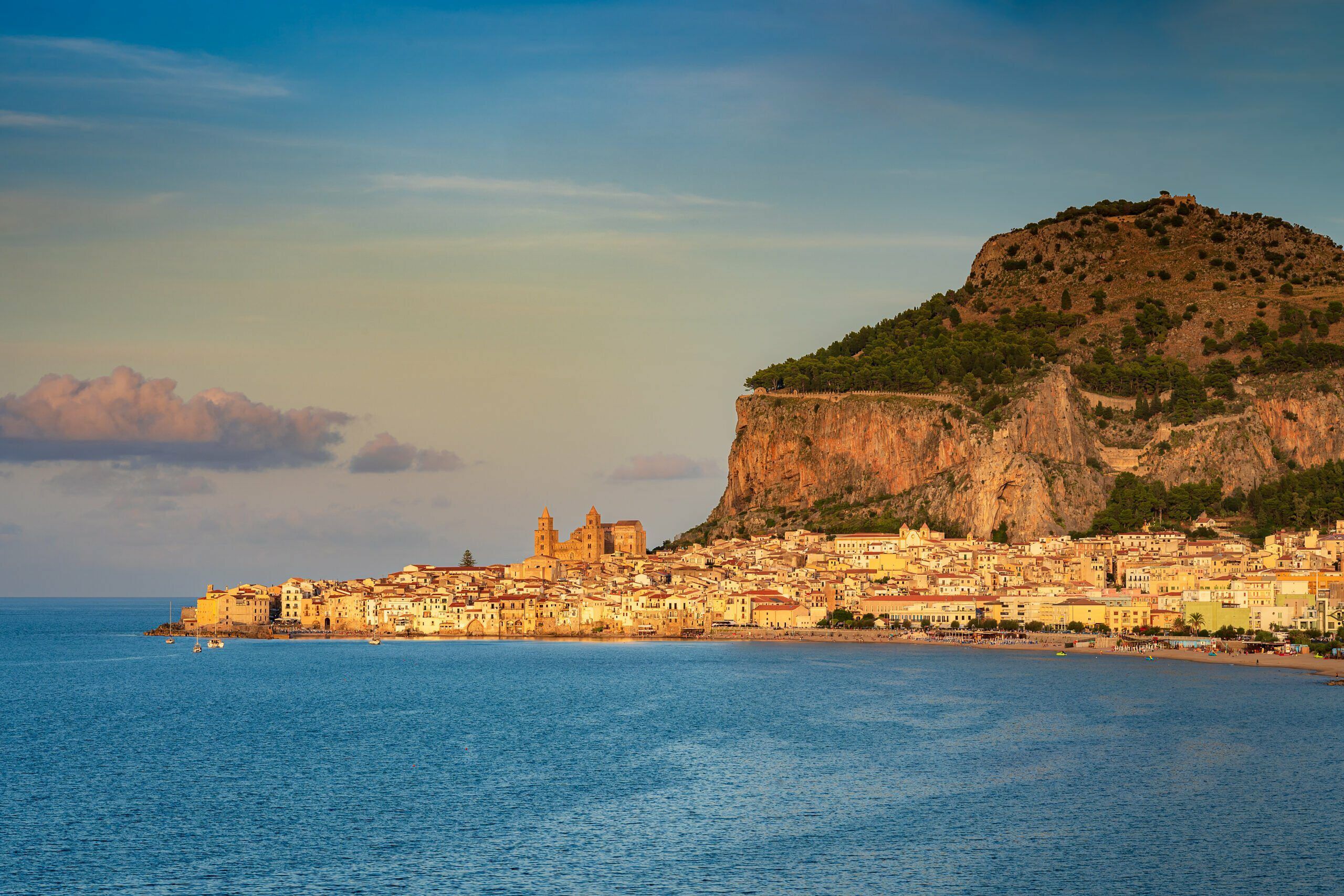 Cefalù – panorama nadmorskiego miasteczka z katedrą i masywem La Rocca w świetle zachodzącego słońca - sycylia top 10