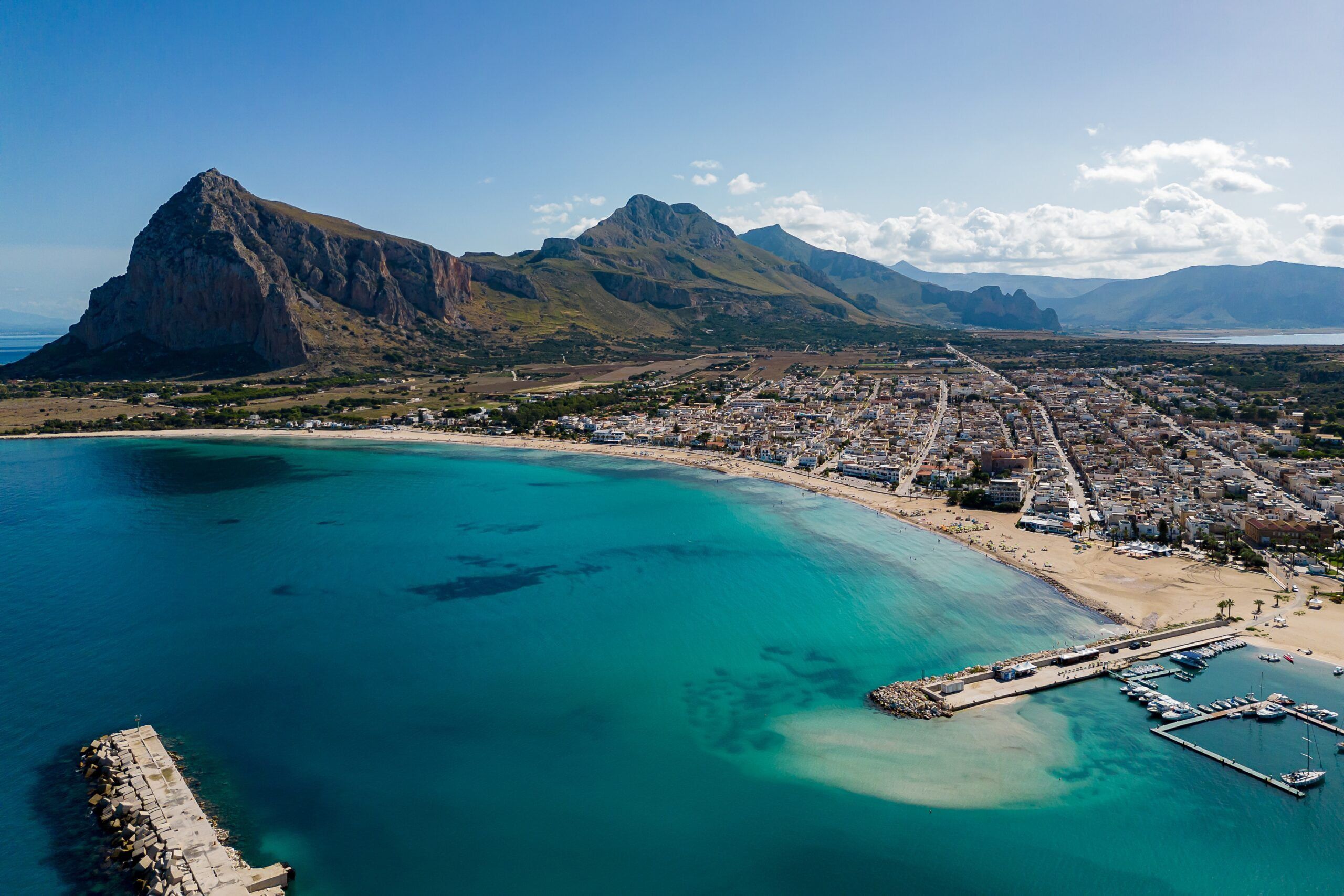 San Vito Lo Capo – plaża o turkusowej wodzie i malowniczym otoczeniu górskim na północno-zachodnim wybrzeżu Sycylii