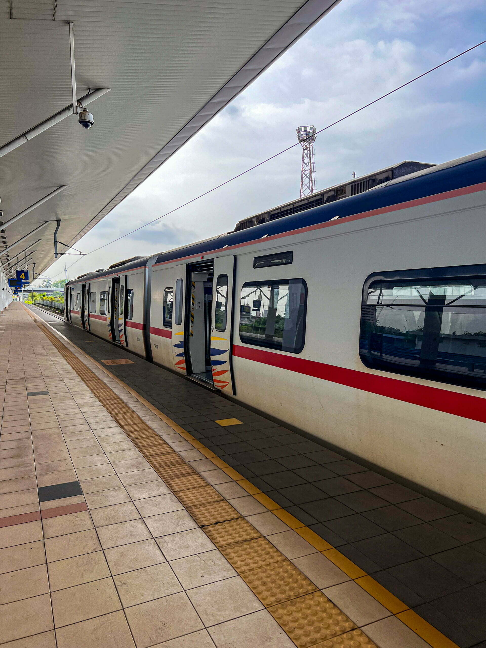 Pociąg KTM stojący na peronie w Malezji, gotowy do odjazdu.