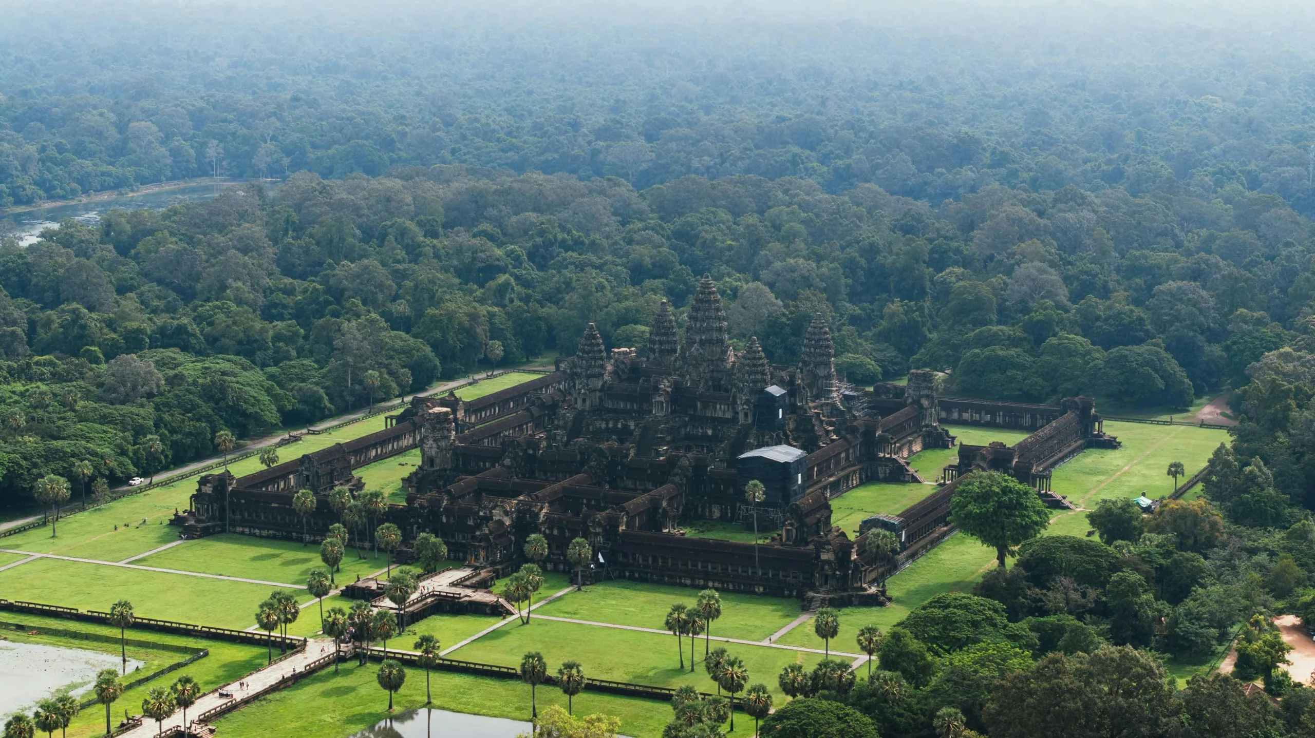 Widok z lotu ptaka na majestatyczną świątynię Angkor Wat w Kambodży, otoczoną dżunglą.