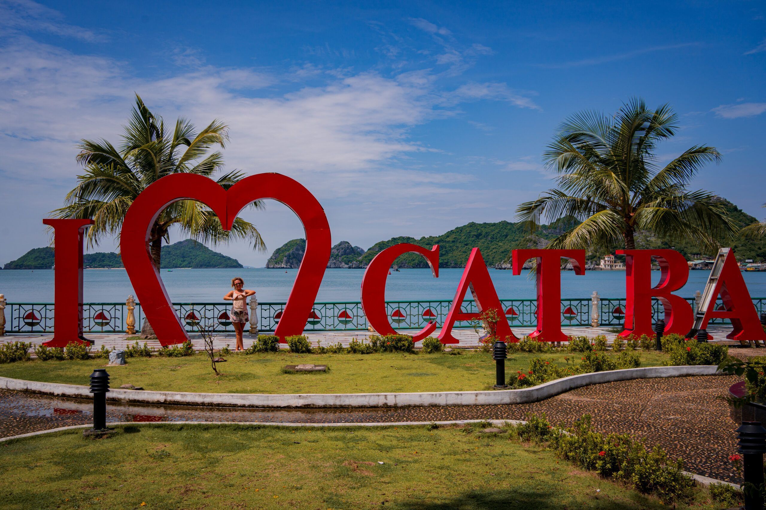 Napis I ❤️ CAT BA z widokiem na zatokę i wyspy na tle błękitnego nieba – popularne miejsce na wyspie Cat Ba w Wietnamie