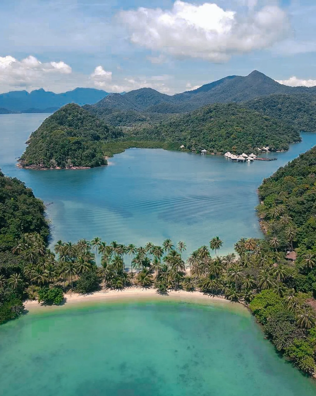 Zatoka otoczona tropikalnymi wzgórzami i palmami z turkusową wodą – malowniczy krajobraz wyspy Koh Chang w Tajlandii