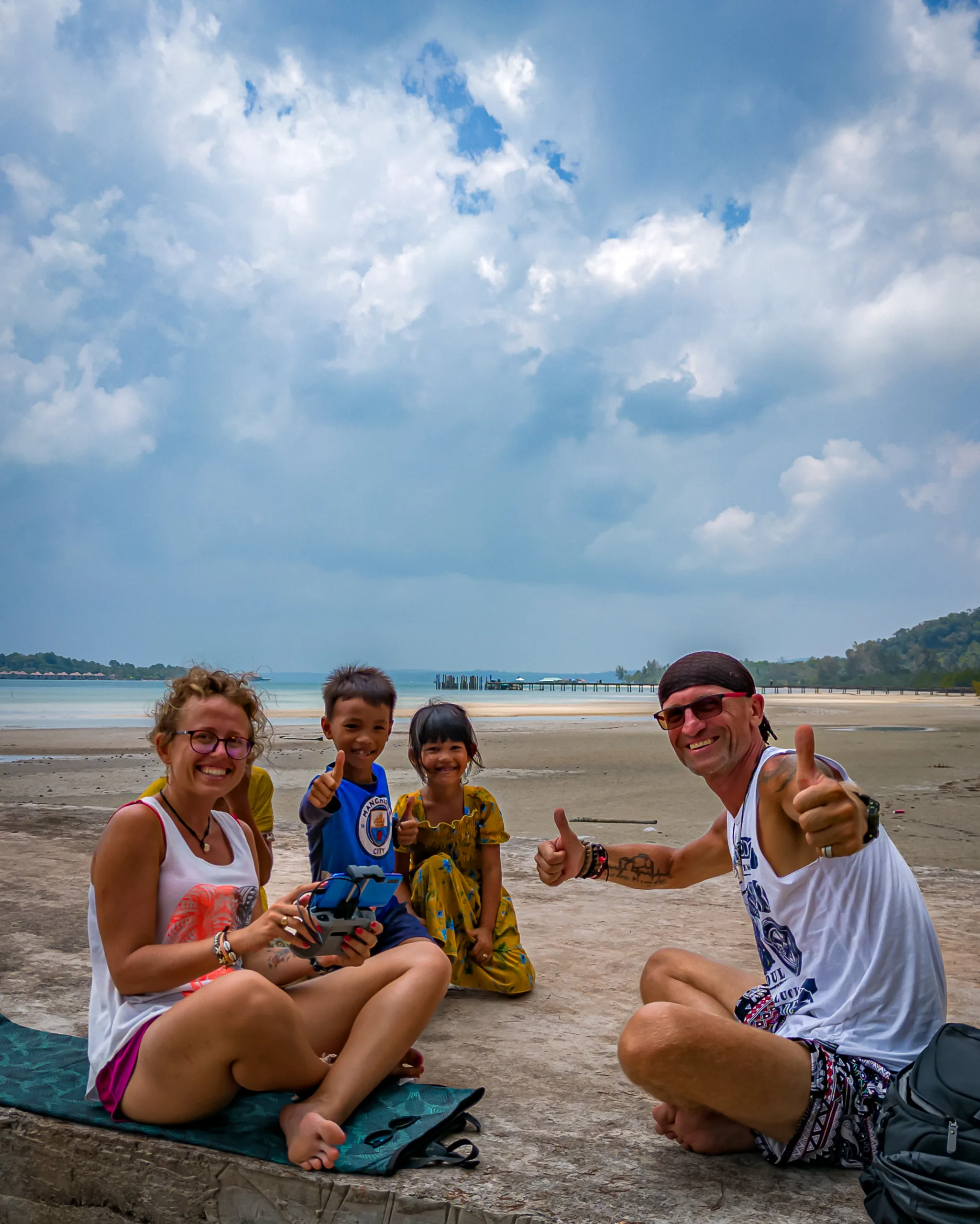 Spotkanie z lokalnymi dziećmi na plaży w Kambodży – uśmiechy i radość wspólnej chwili.