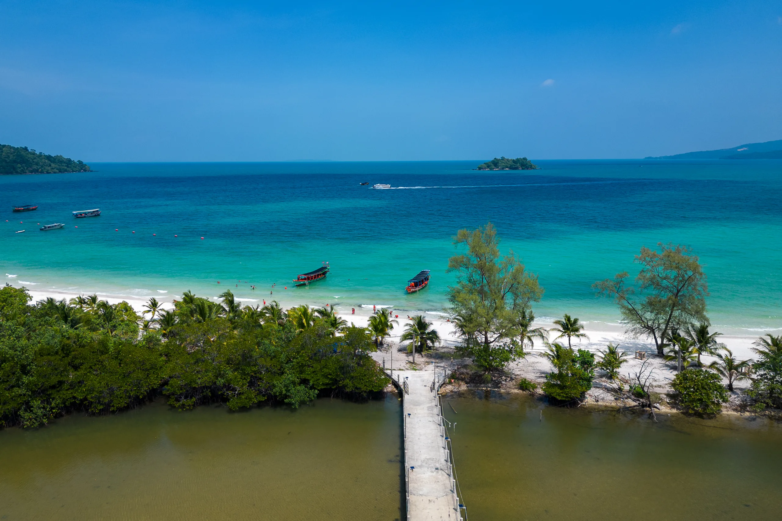 Widok z drona na plażę z palmami i turkusowe morze na wyspie Koh Rong, Kambodża.