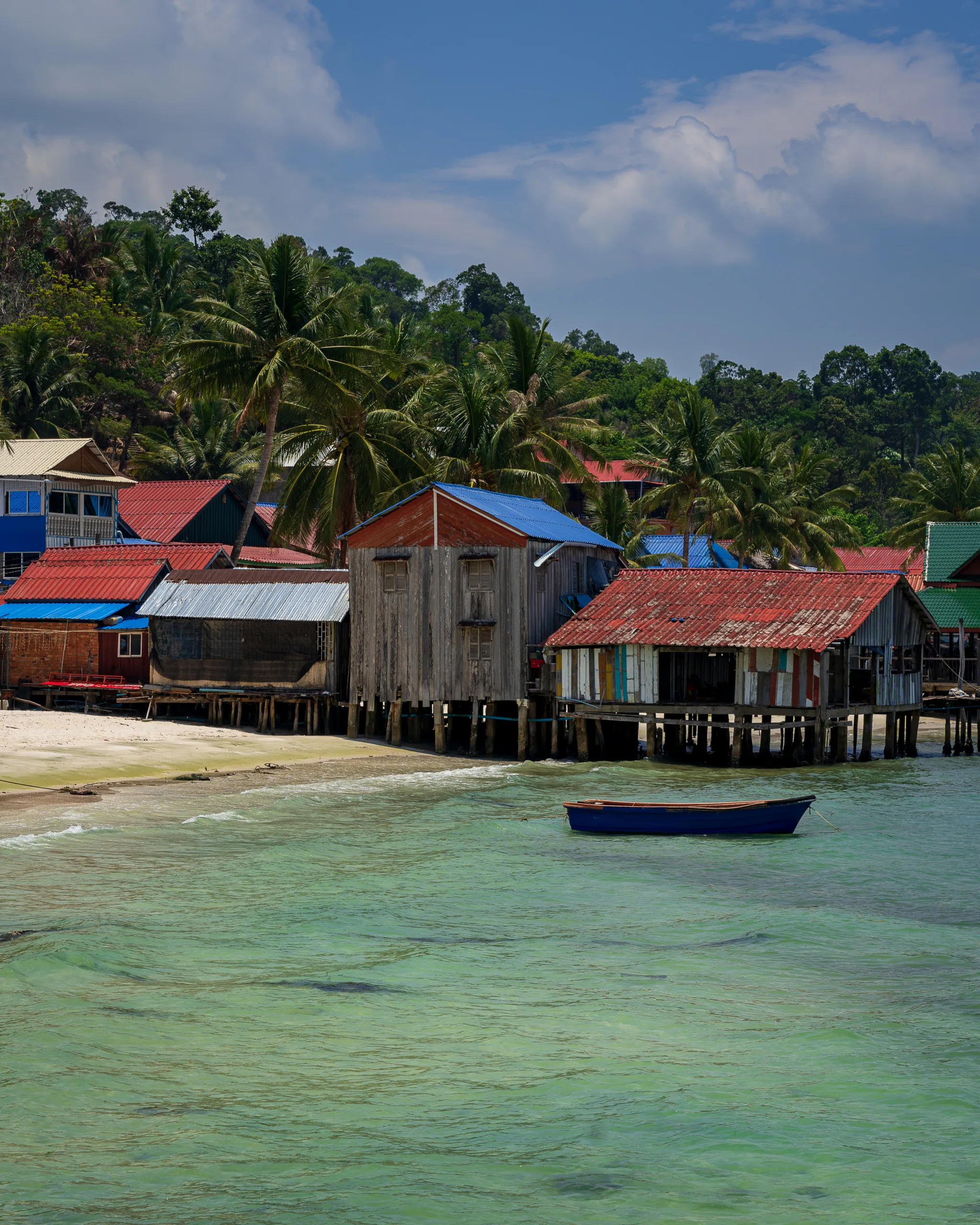 Kolorowe domy na palach nad wodą w wiosce rybackiej na Koh Rong, Kambodża.
