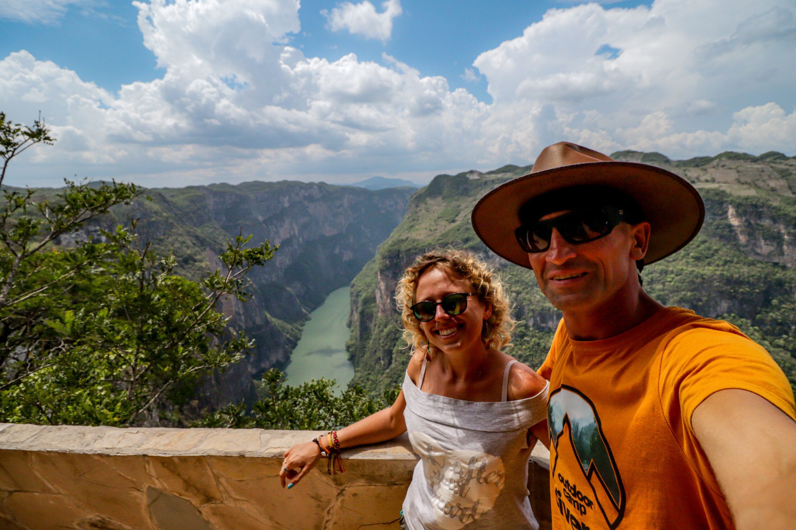 Para turystów robiąca selfie na tle majestatycznego Kanionu Sumidero w Meksyku – widok na wysokie skały i rzekę wijącą się w dolinie