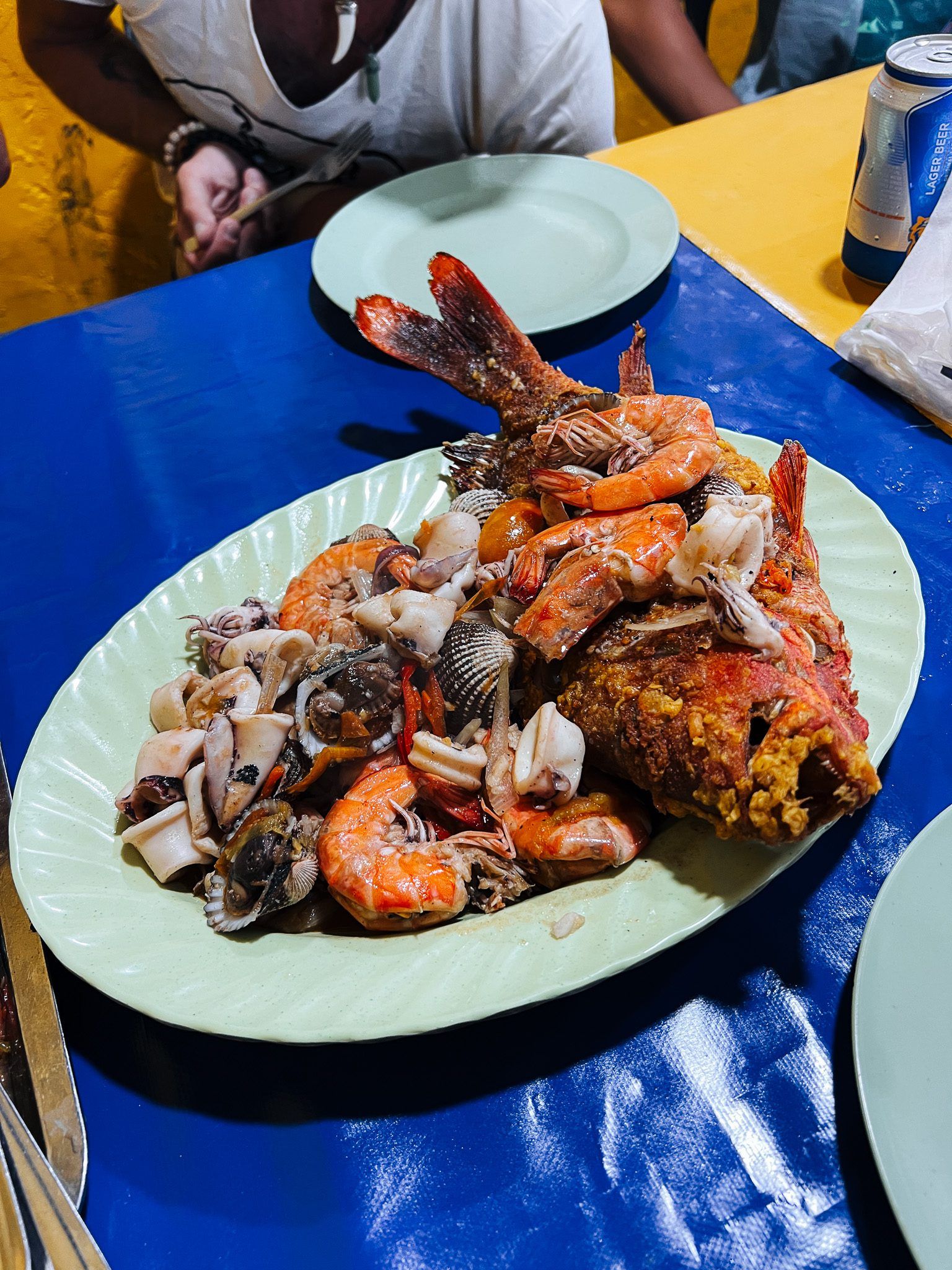 Talerz smażonej ryby z owocami morza: krewetki, kalmary i małże