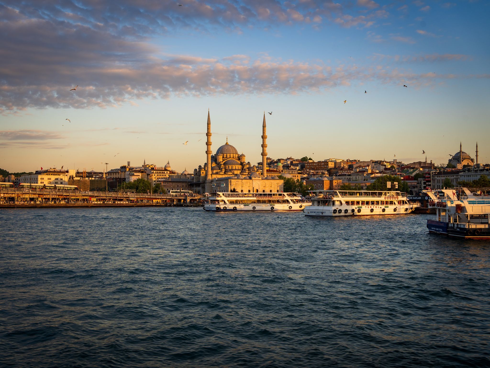 Top 7 miejsc w Turcji, które trzeba zobaczyć. Widok na statki oraz na stare miasto w Stambule, na Nowy Meczet i wwybrzeże