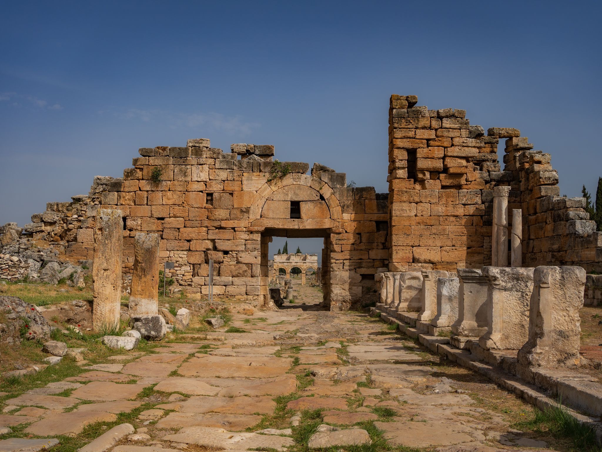 Hierapolis – ruiny starożytnego miasta z rzymskim teatrem, nekropolią i łaźniami