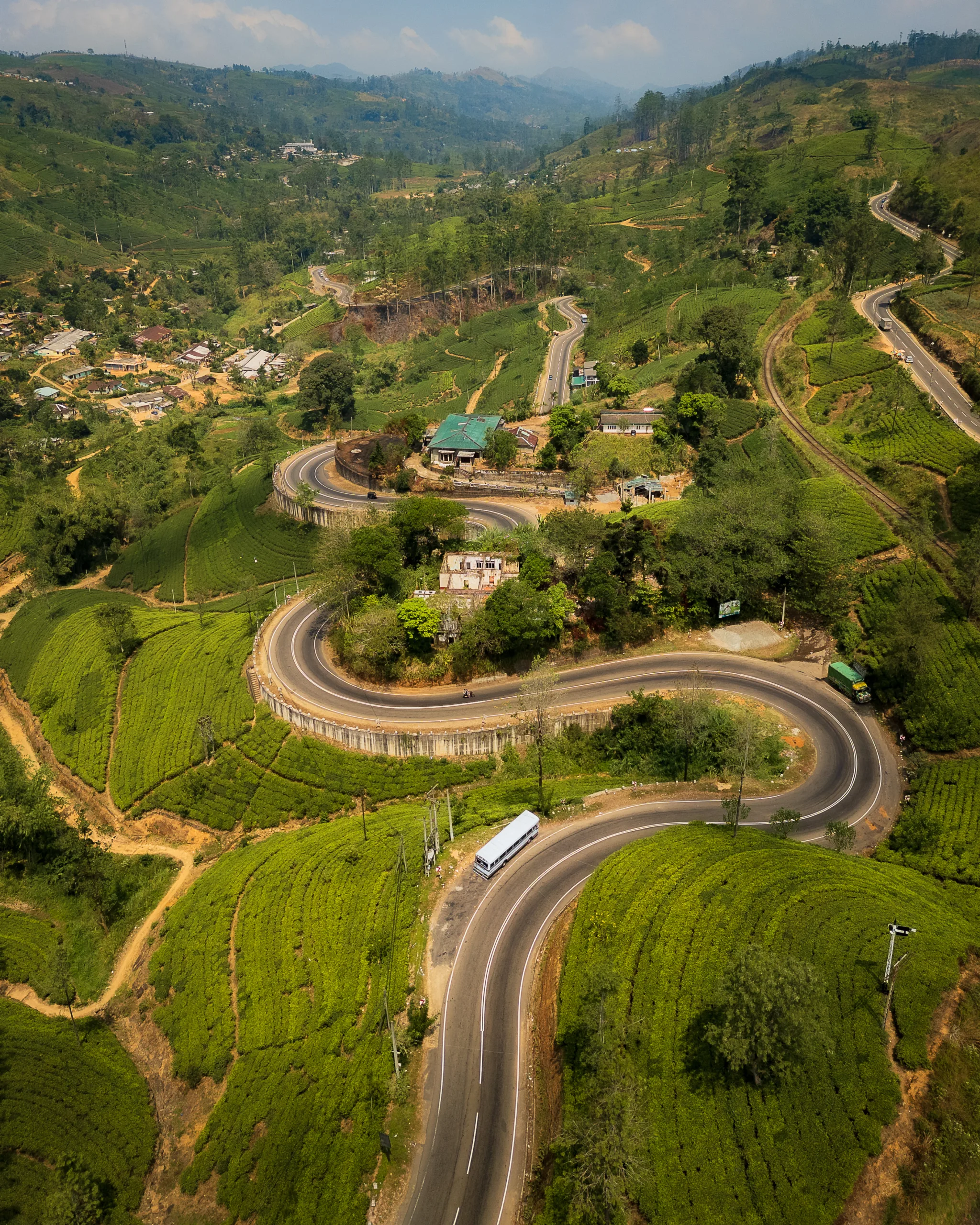 Kręta górska droga wijąca się wśród plantacji herbaty na Sri Lance, widok z lotu ptaka.