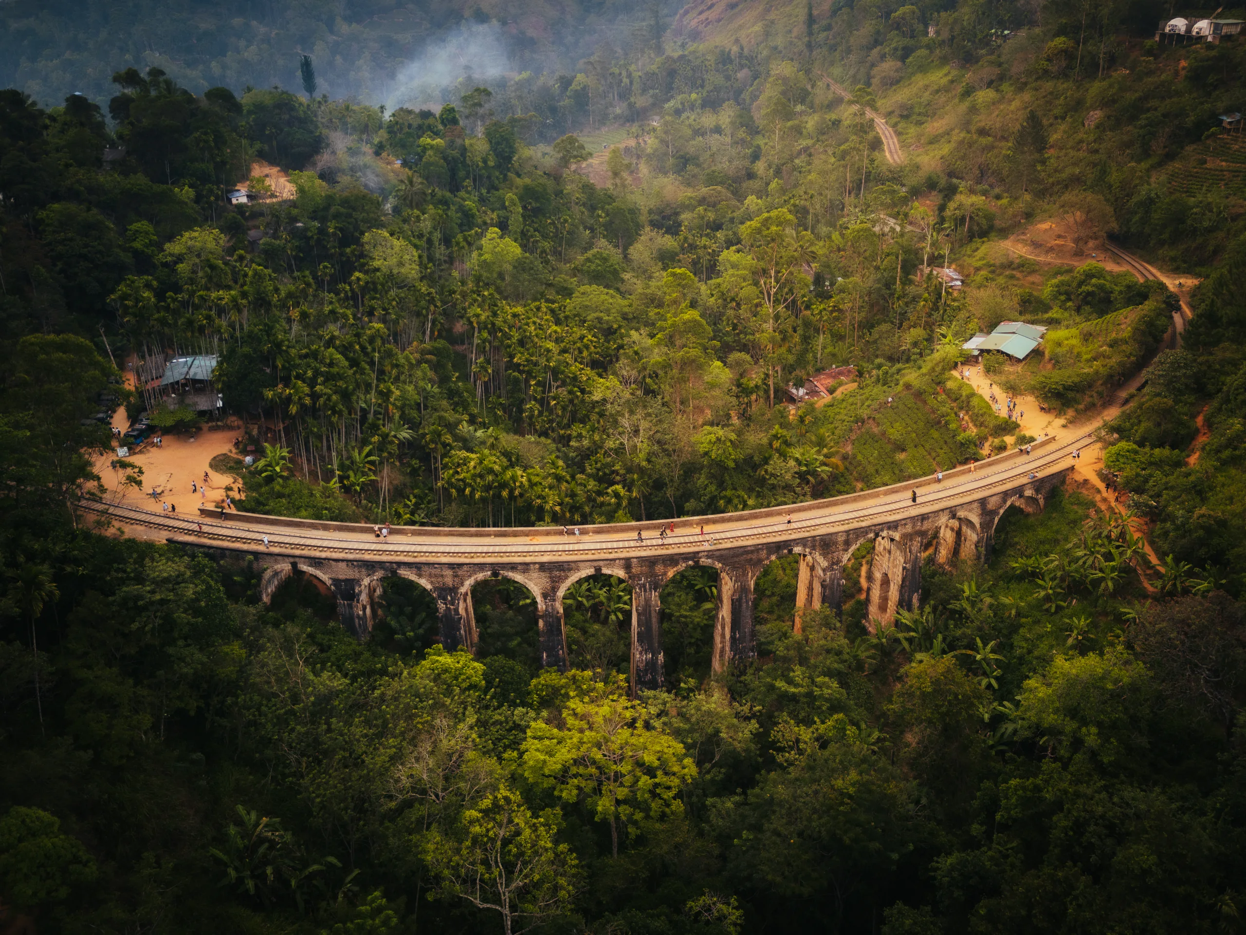 Słynny Nine Arches Bridge w Ella na Sri Lance otoczony tropikalną dżunglą, widok z lotu ptaka.