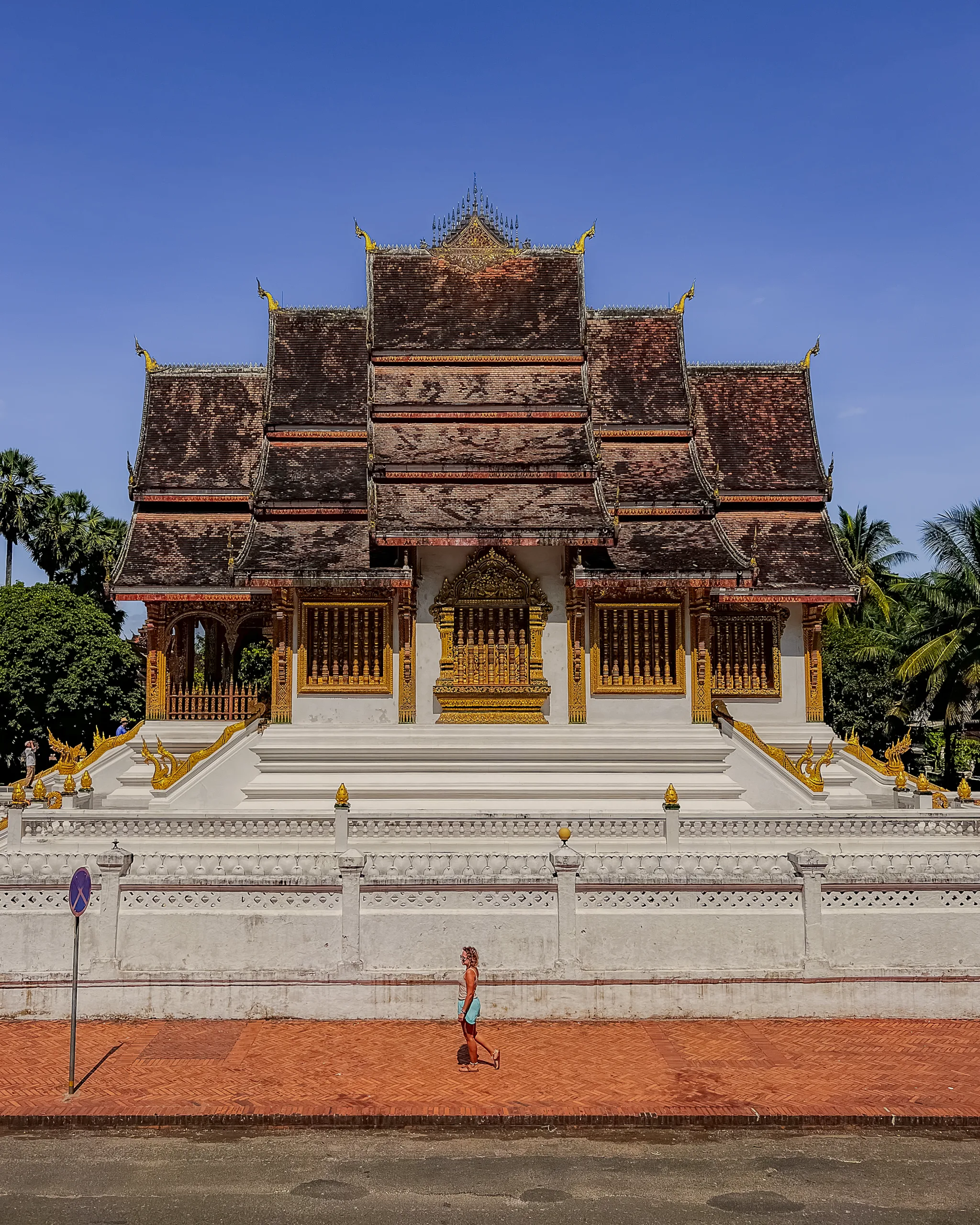 Tradycyjna buddyjska świątynia w Luang Prabang w Laosie, z charakterystycznym wielopoziomowym dachem i złotymi zdobieniami.