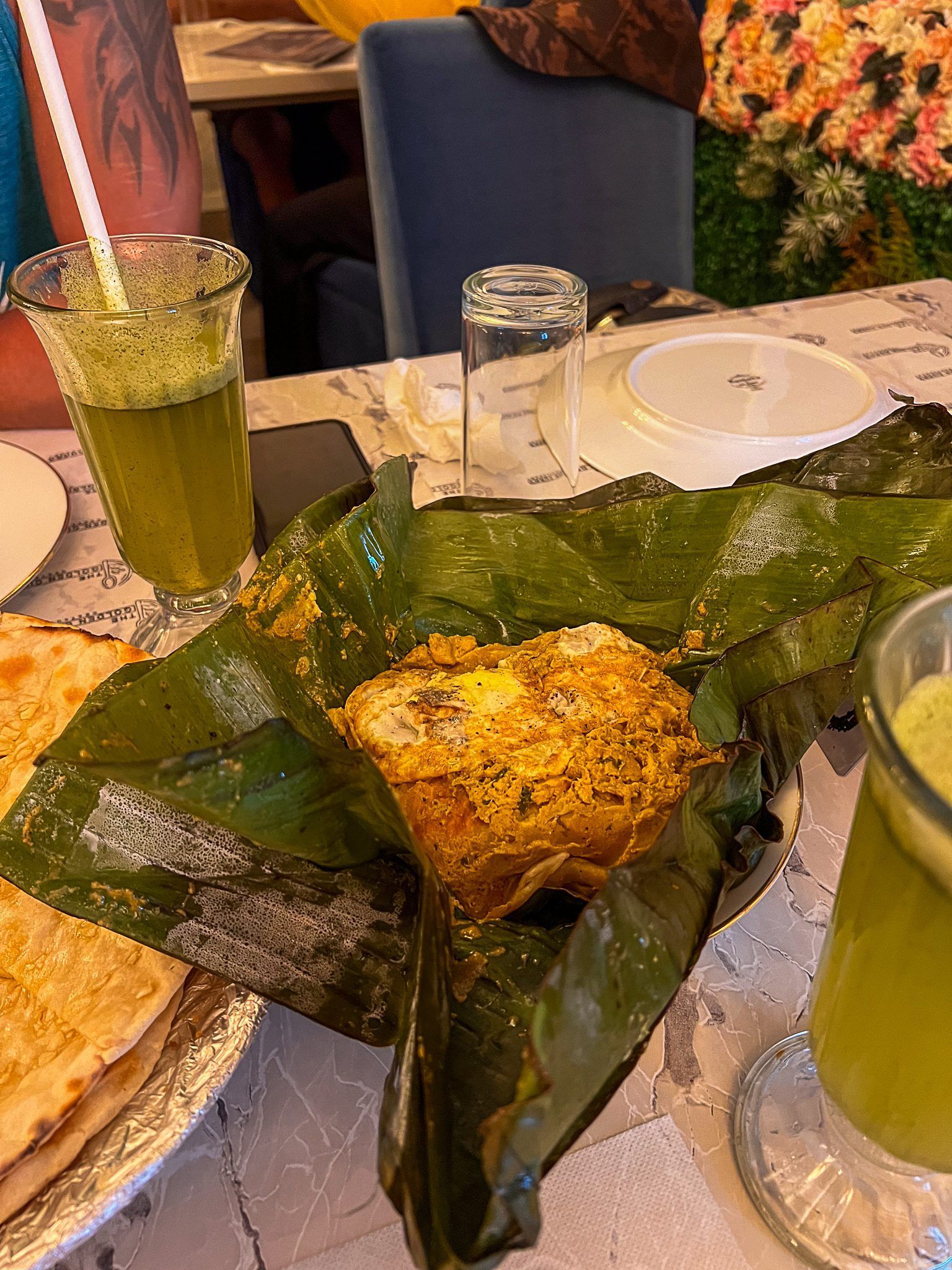 Tradycyjne lankijskie danie rybne zawinięte w liście bananowca, podane w restauracji na Sri Lance.