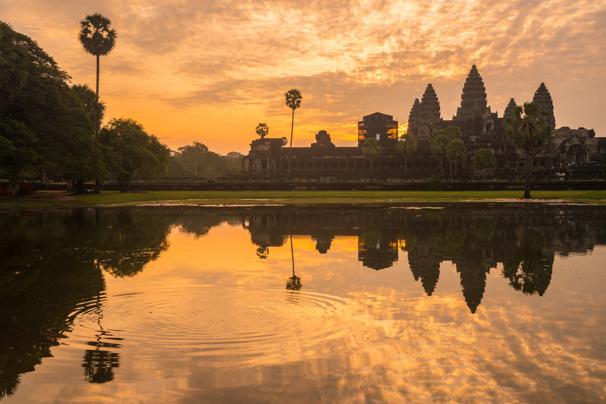 Angkor Wat o wschodzie słońca – majestatyczna sylwetka świątyni odbijająca się w wodzie w Siem Reap, Kambodża - co zobaczyć w Kambodży
