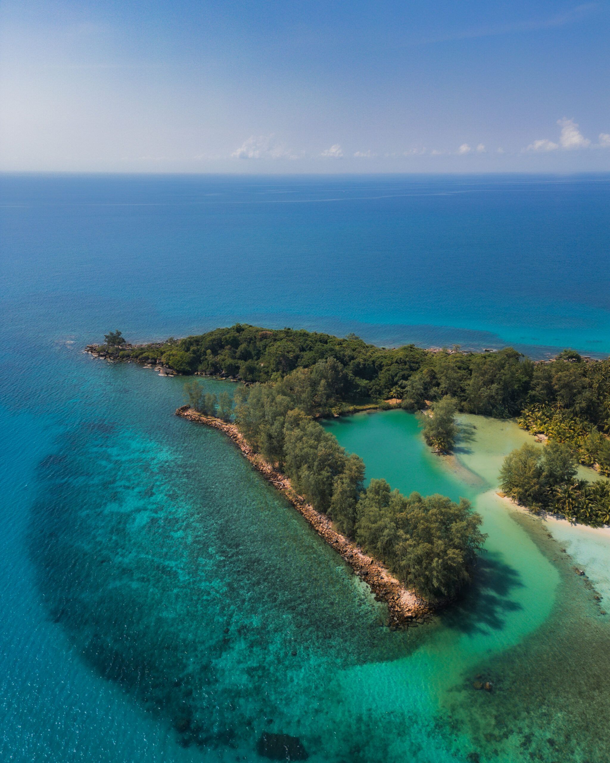 Widok z lotu ptaka na tropikalną wyspę otoczoną turkusową wodą i rafami koralowymi - koh kood - tajlandia