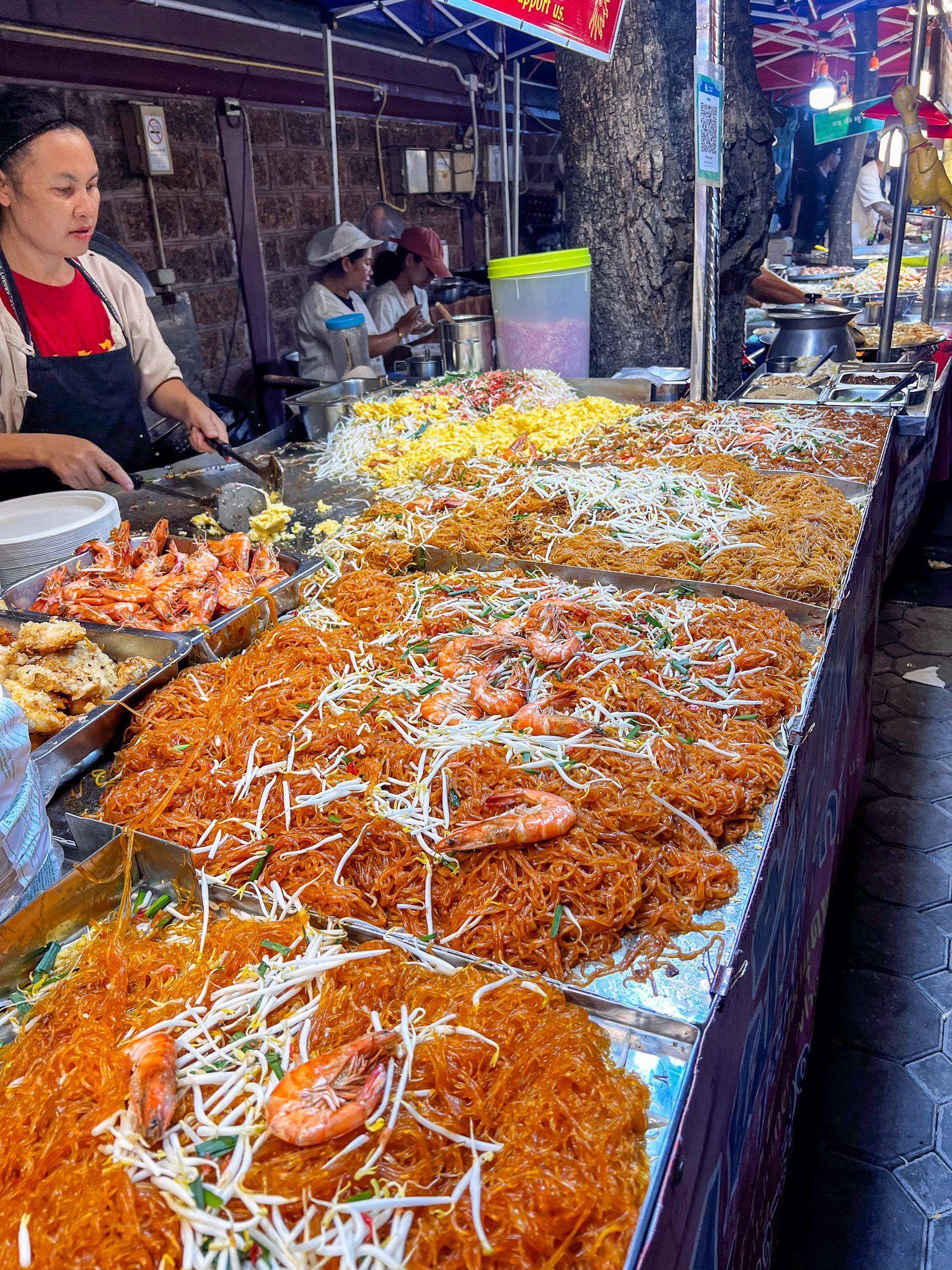 Tajski street food – stoiska z pad thai i krewetkami na lokalnym targu