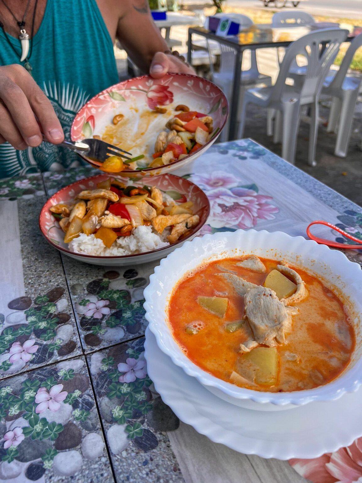 Tajskie Massaman curry z kurczakiem i ziemniakami oraz smażony kurczak z nerkowcami - kuchnia tajska