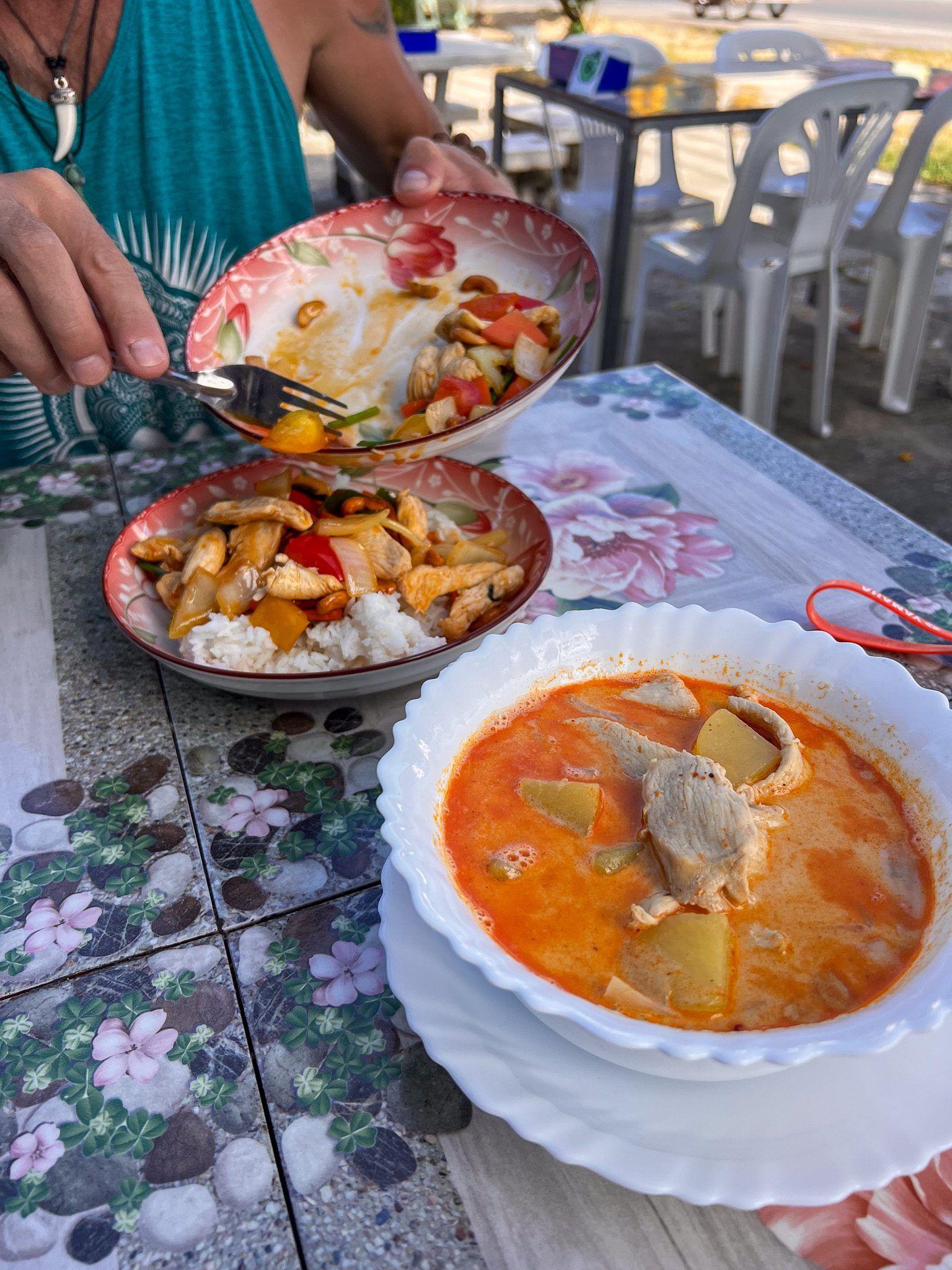 Tajskie Massaman curry z kurczakiem i ziemniakami oraz smażony kurczak z nerkowcami - kuchnia tajska