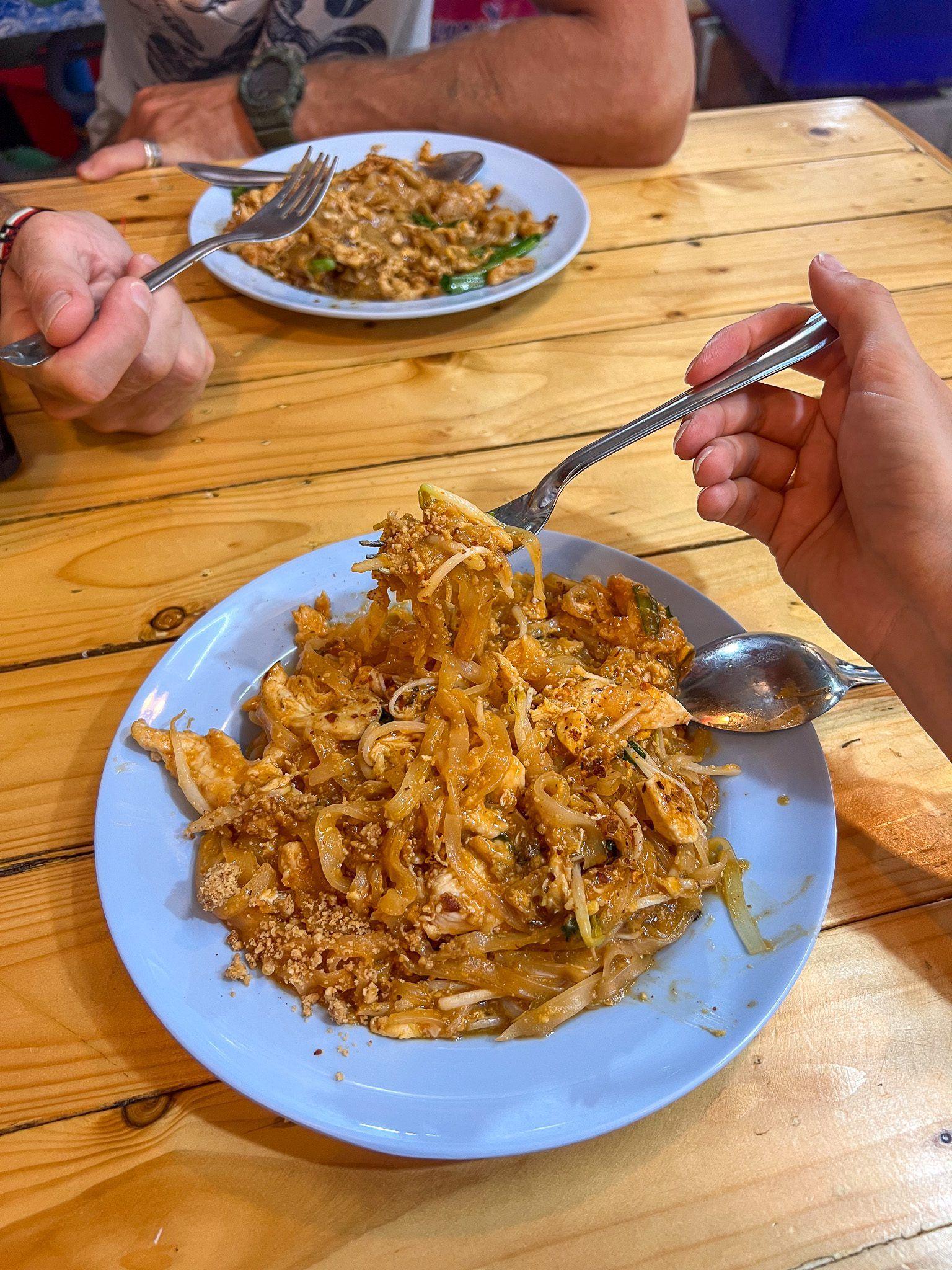 Pad Thai – tajski smażony makaron ryżowy z jajkiem i orzeszkami ziemnymi