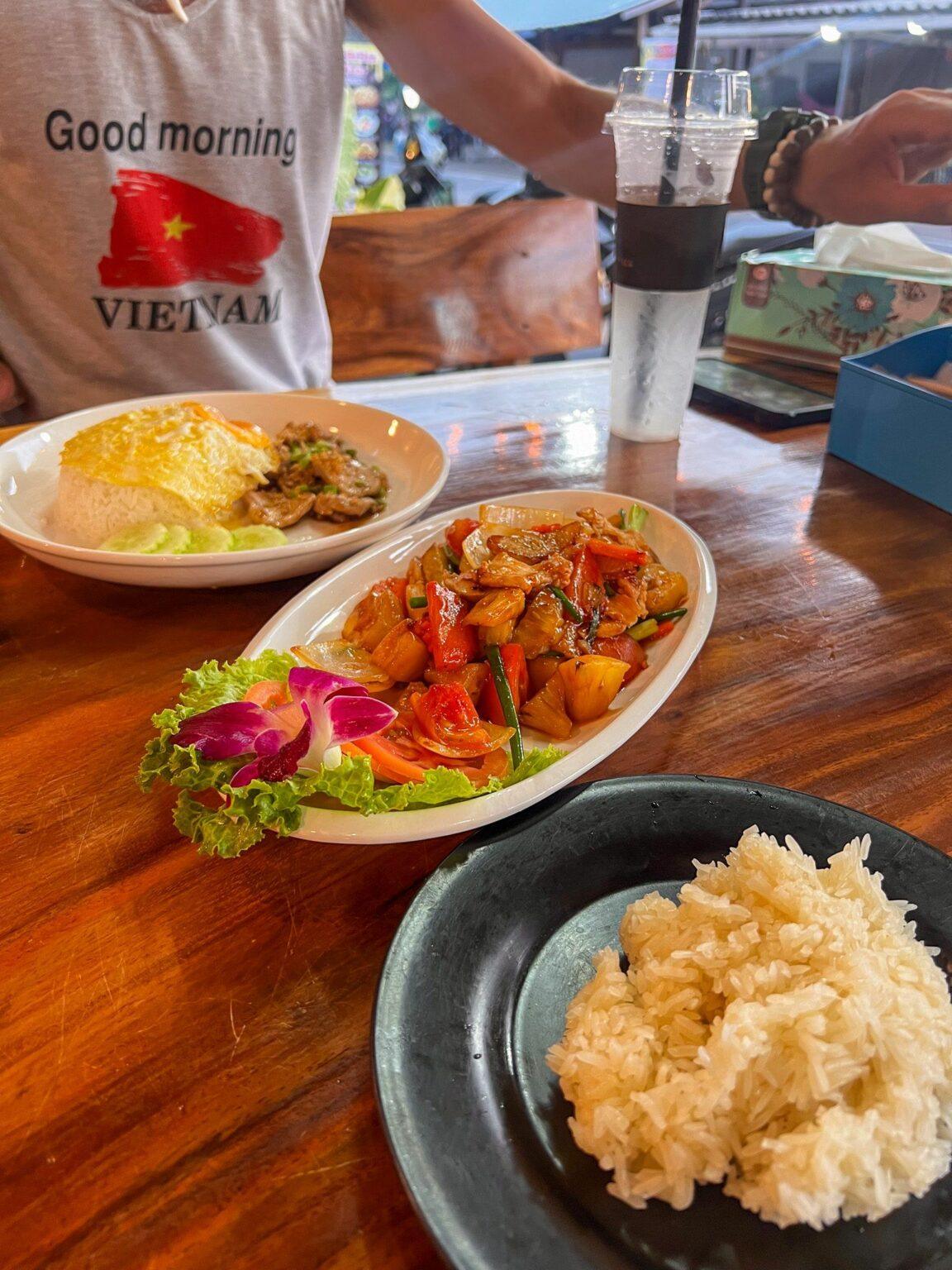 Tajski kurczak w sosie słodko-kwaśnym z warzywami, ryżem i jajkiem sadzonym Kuchnia tajska – co zjeść w Tajlandii?