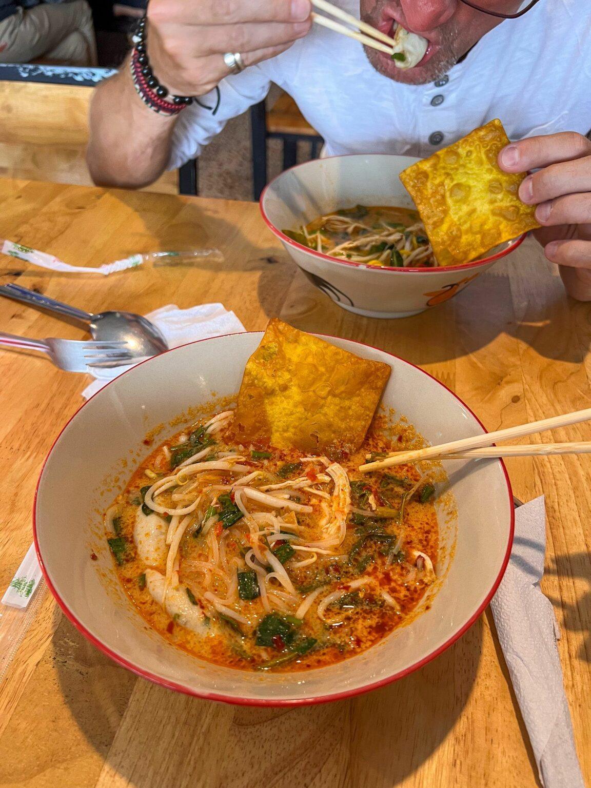 Khao Soi – północnotajska zupa curry z makaronem jajecznym, kurczakiem i chrupiącym smażonym makaronem