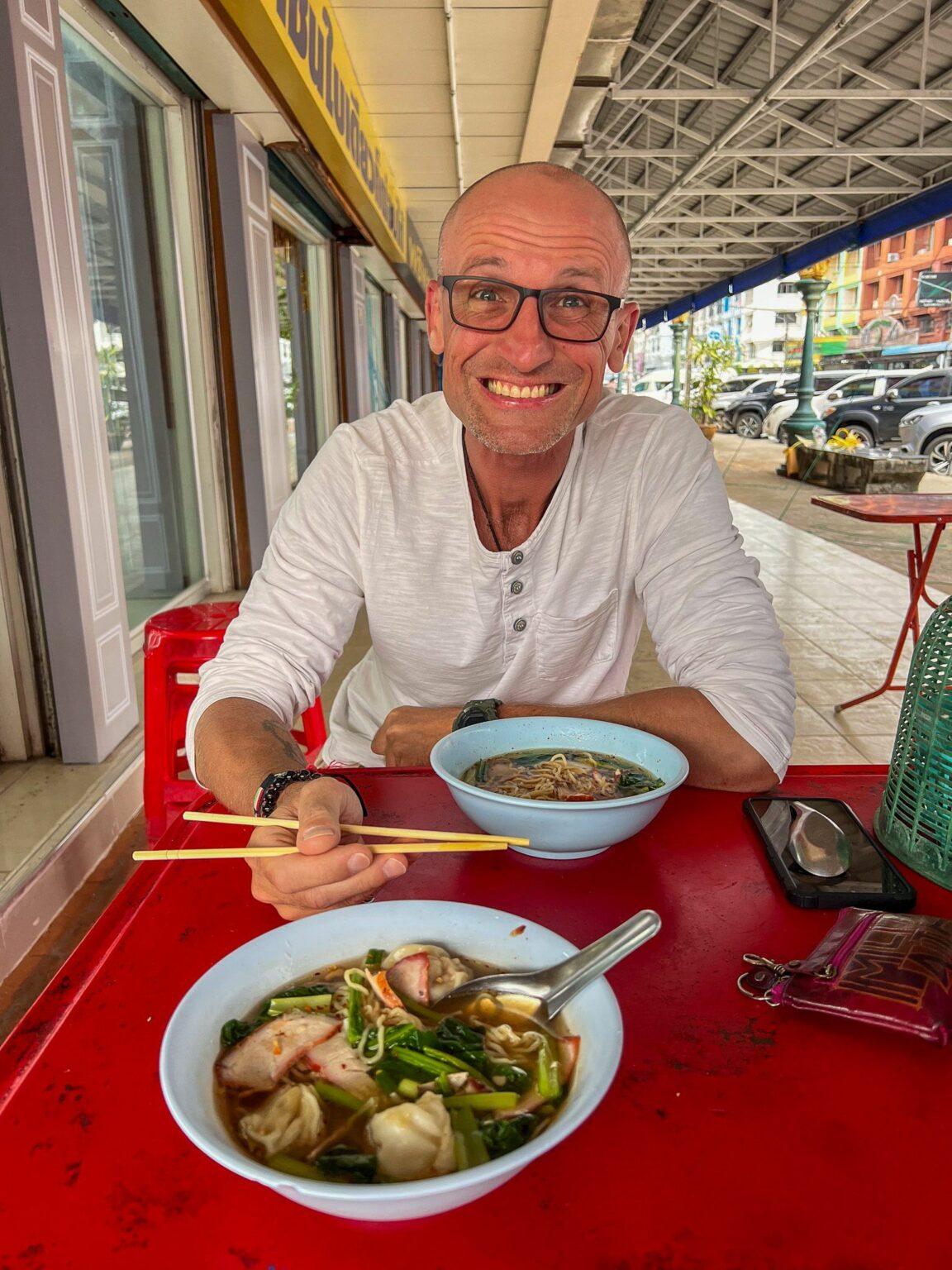 Tajska zupa z makaronem, pierożkami wonton i wieprzowiną BBQ