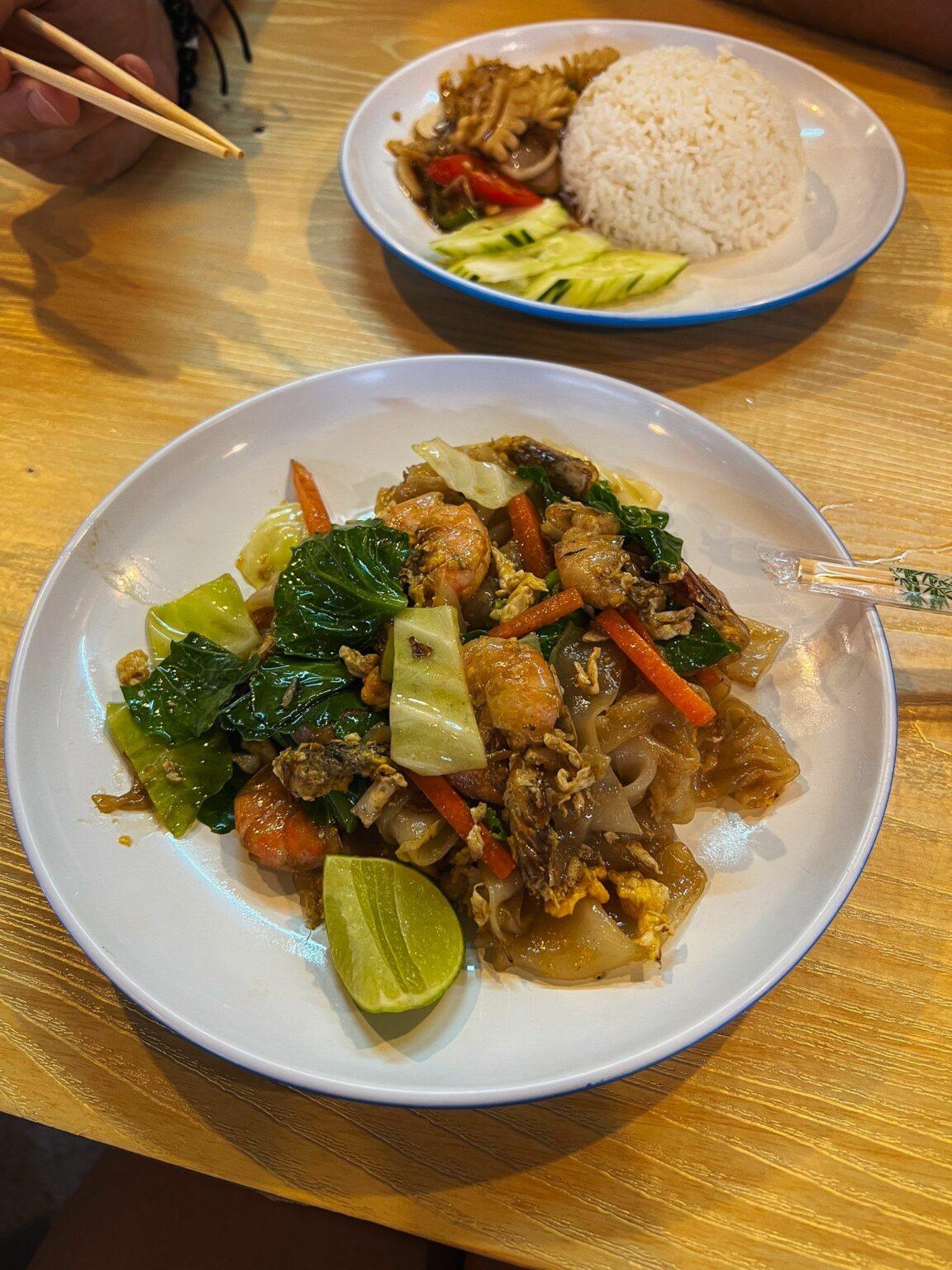 Pad See Ew – tajski smażony makaron ryżowy z krewetkami i warzywami