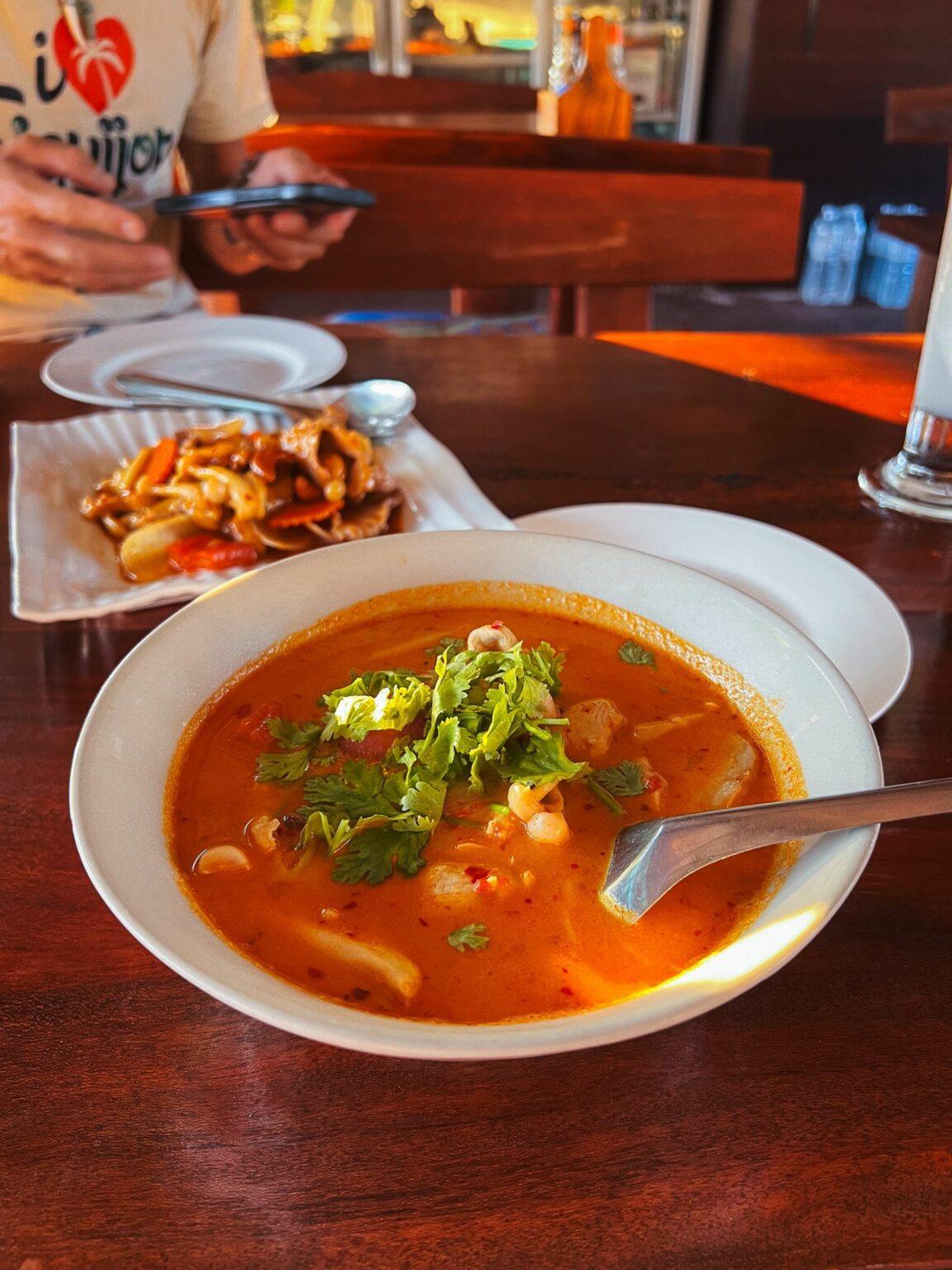 Tajska zupa Tom Yum z krewetkami i kolendrą