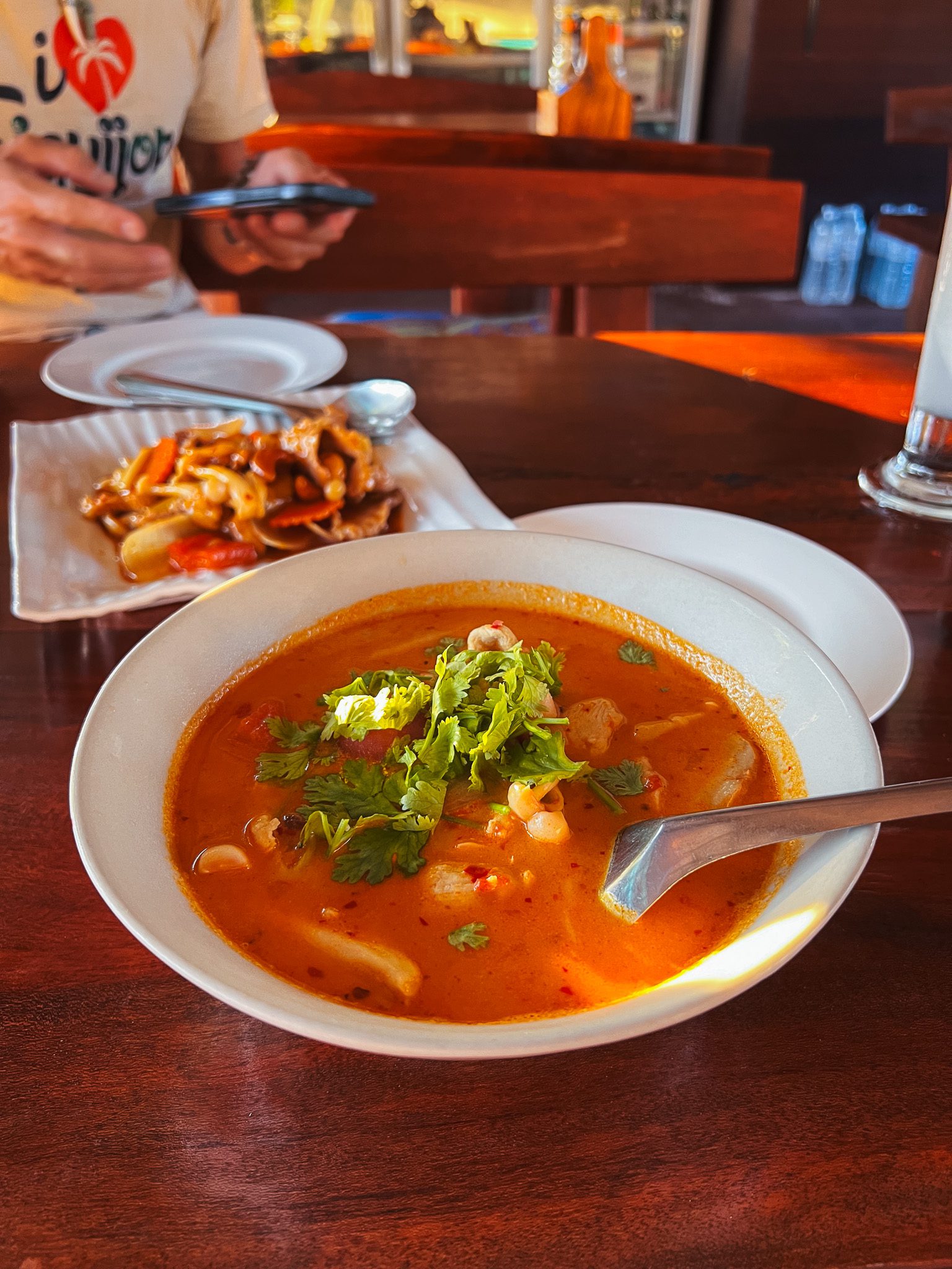 ajska zupa Tom Yum z krewetkami i kolendrą