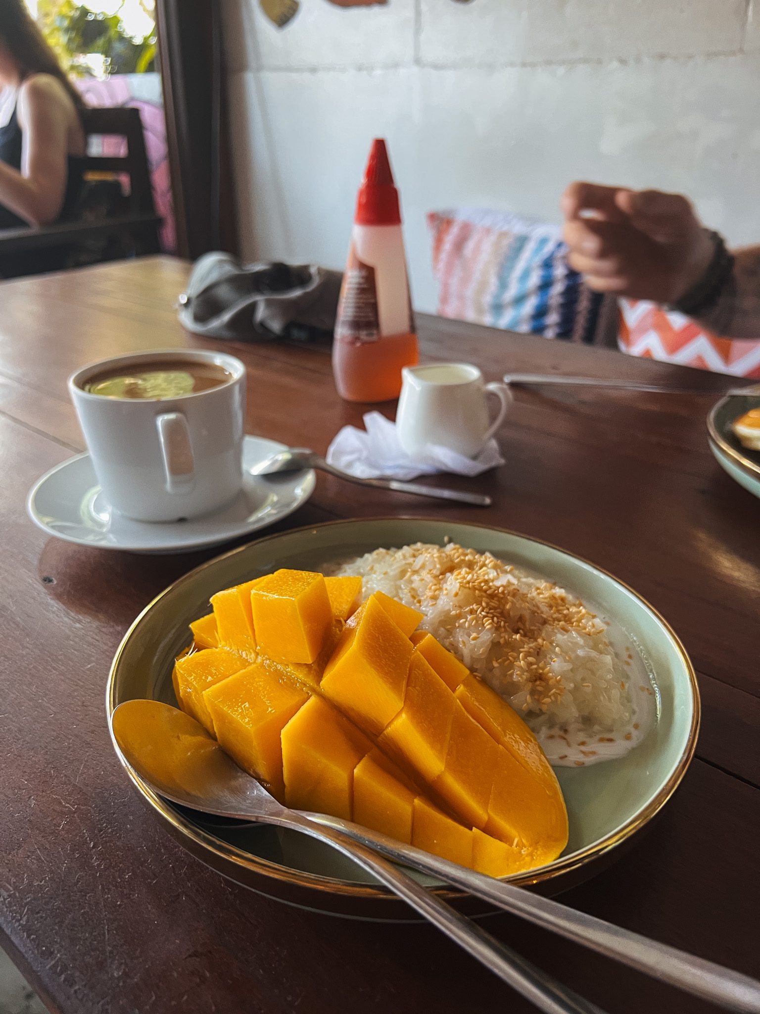 Tajski deser Mango Sticky Rice – kleisty ryż z mlekiem kokosowym i dojrzałym mango
