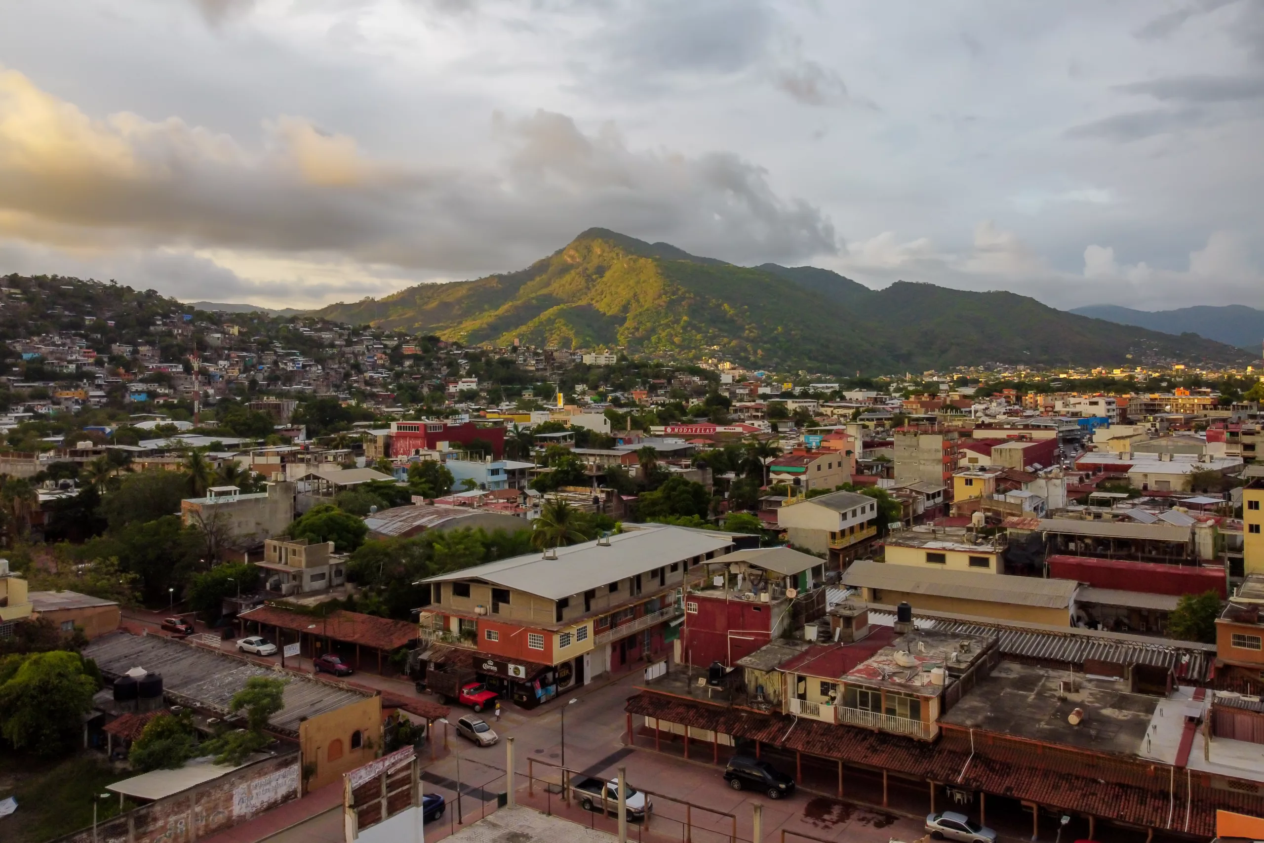 Widok z lotu ptaka na miasto otoczone górami o zachodzie słońca – Zihuatanejo, Meksyk