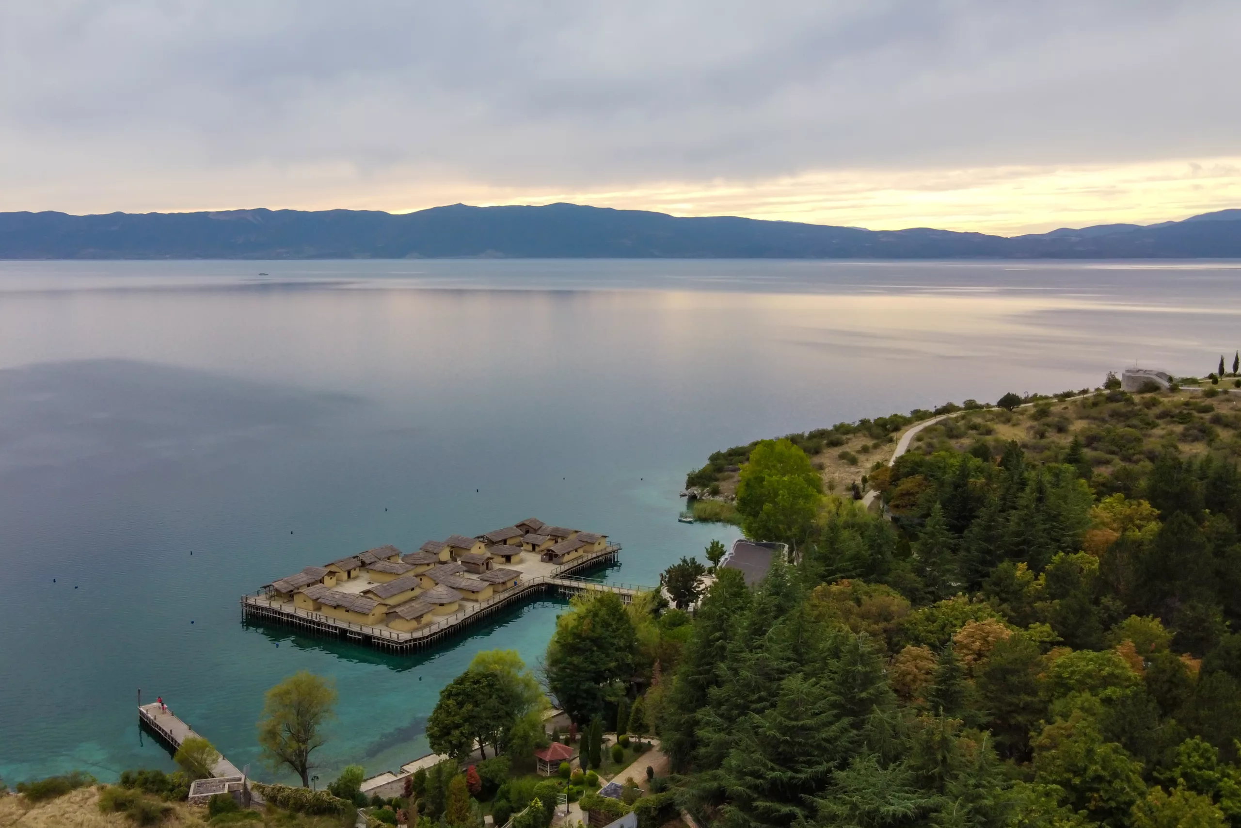 Zatoka Kości to niezwykła rekonstrukcja prehistorycznej osady sprzed ponad 3000 lat. Jezioro Ochrydzkie, Macedonia