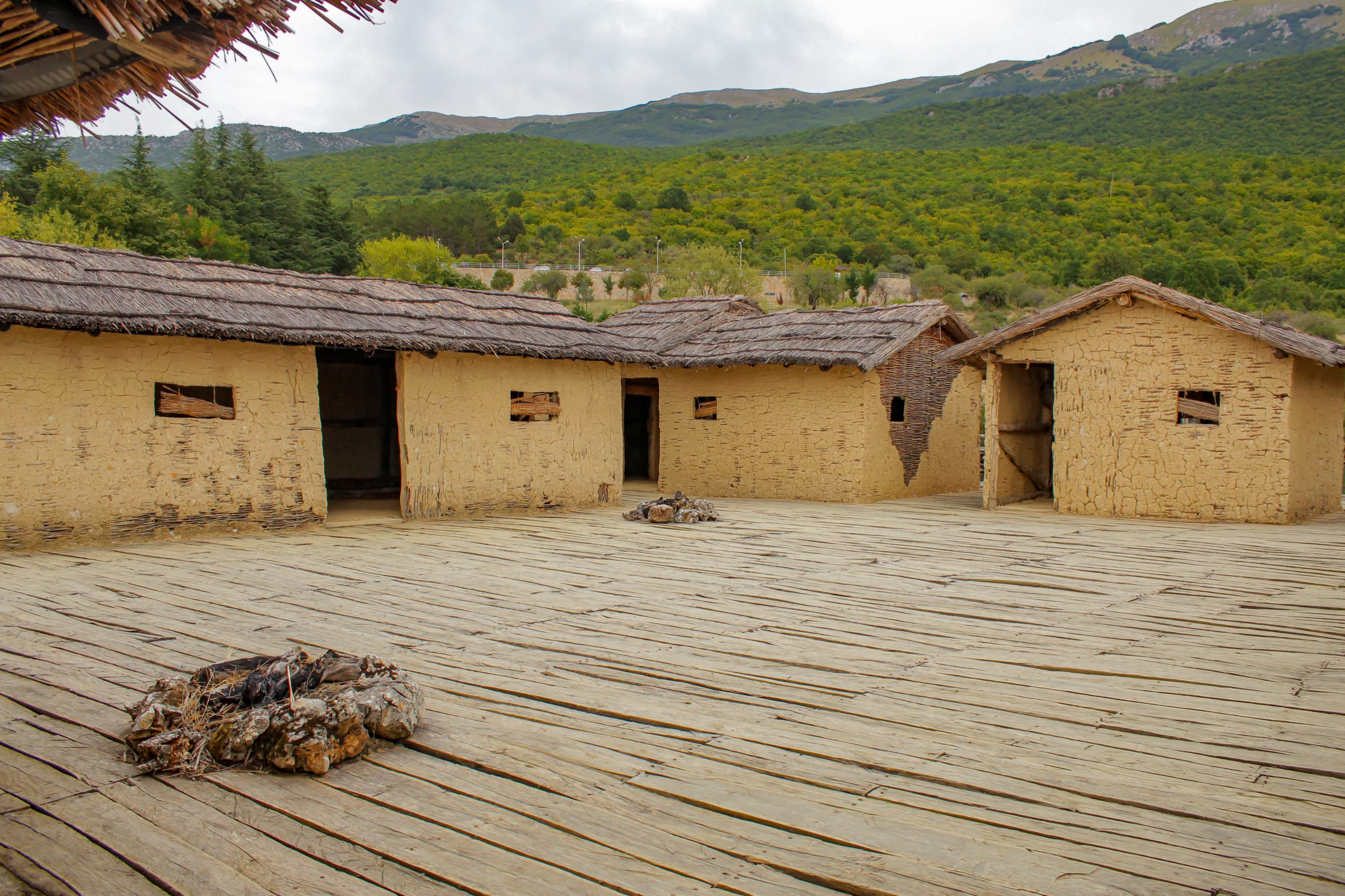 Zatoka Kości to niezwykła rekonstrukcja prehistorycznej osady sprzed ponad 3000 lat. Jezioro Ochrydzkie, Macedonia