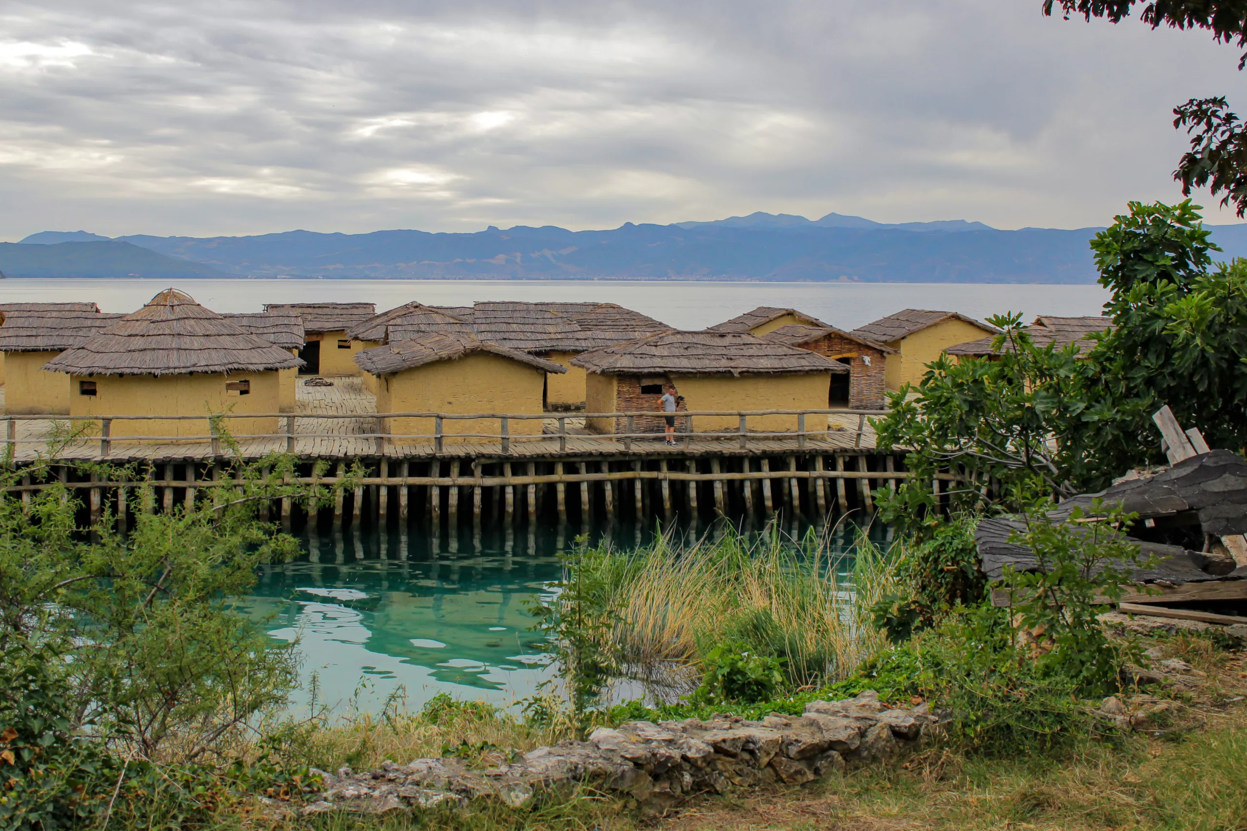 Zatoka Kości to niezwykła rekonstrukcja prehistorycznej osady sprzed ponad 3000 lat. Jezioro Ochrydzkie, Macedonia