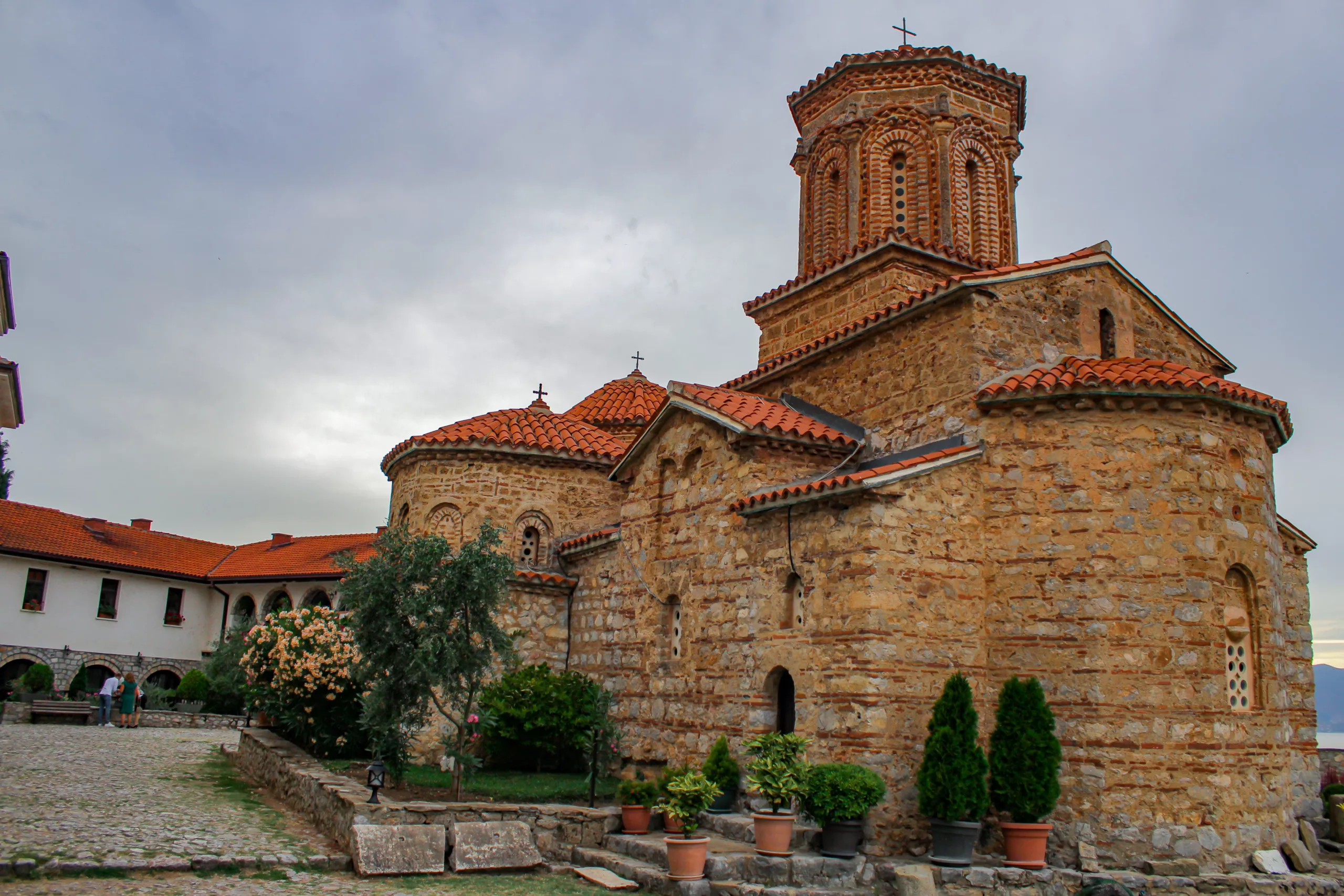 Klasztor św. Nauma leży na południowym krańcu Jeziora Ochrydzkiego, tuż przy granicy z Albanią - Jezioro Ochrydzkie, Macedonia