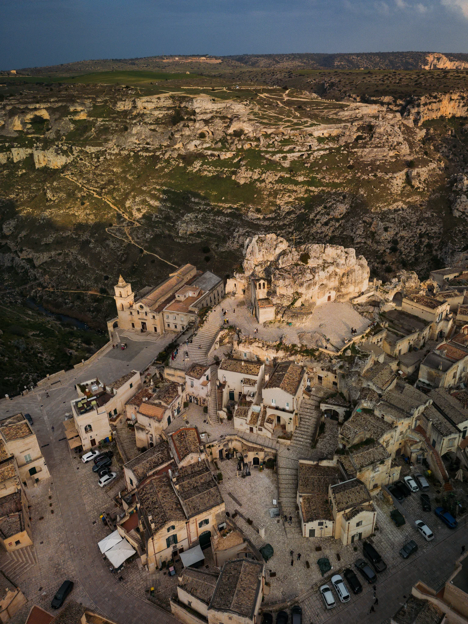 Widok z drona na Sassi di Matera i jaskinie