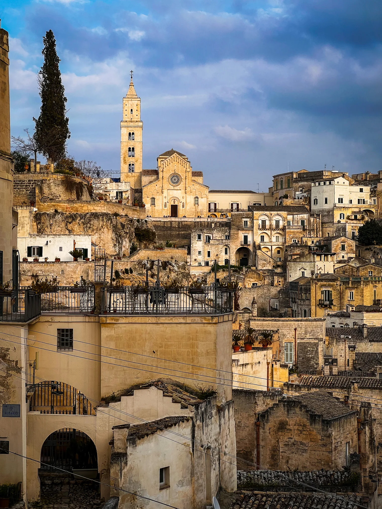 Widok na Sassi di Matera z kościołem