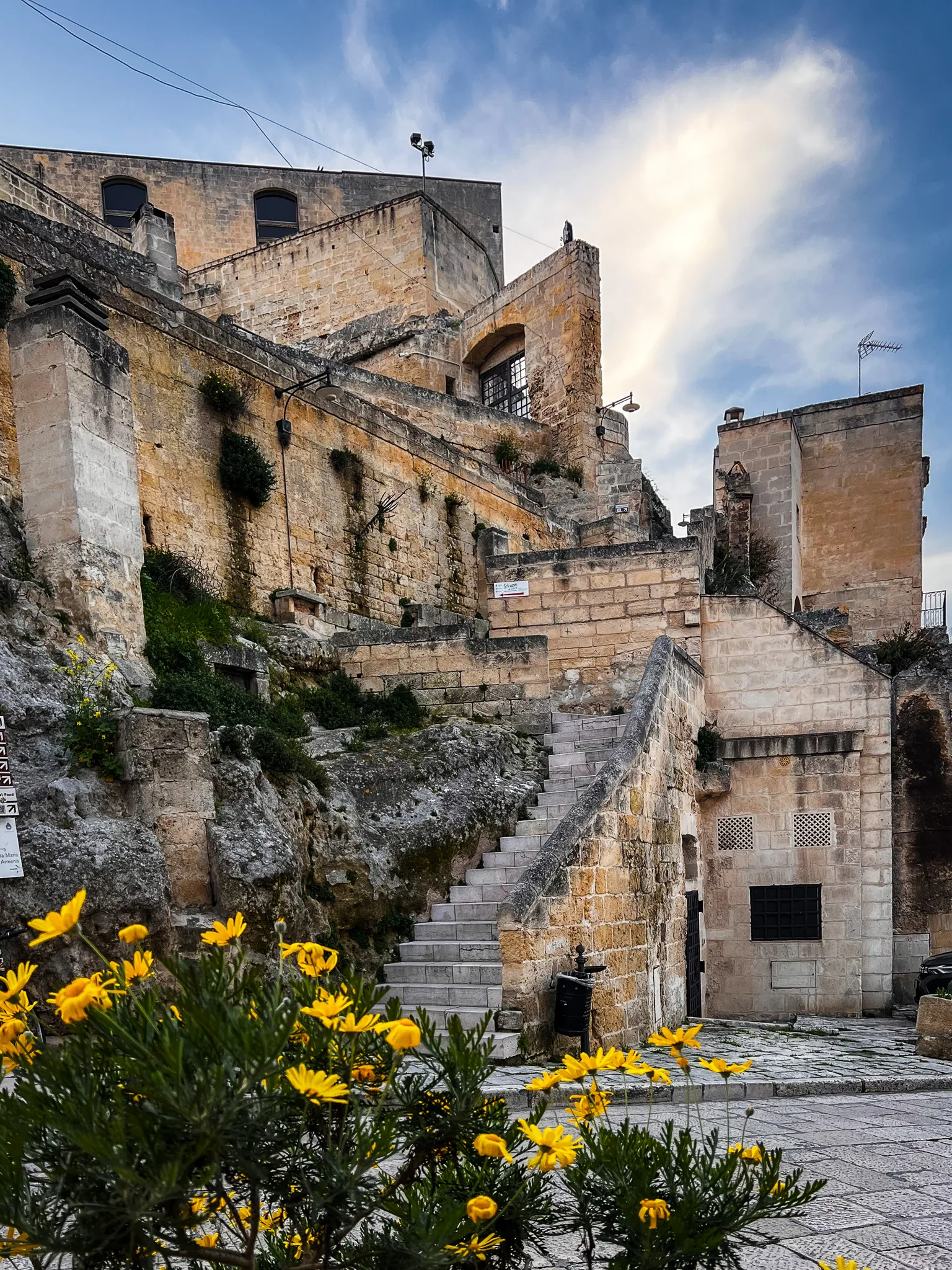 Wykute w skale domostwa Matera