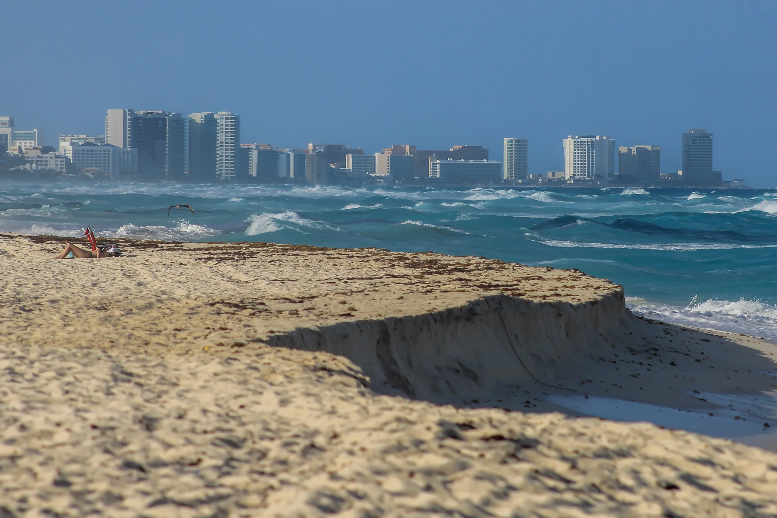 Zona Hotelara - wybrzeże Cancun. Fale hotele i plaża