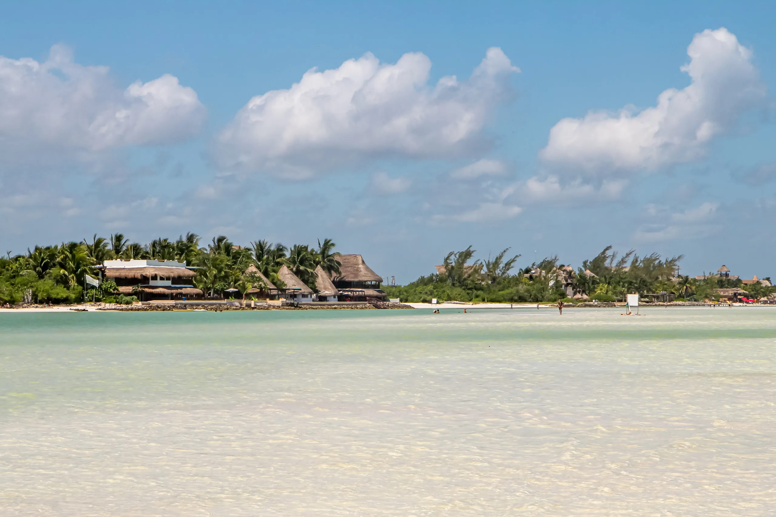 wyspa holbox z widokiem na klimatyczne hotele, palmy i błękitną wodę